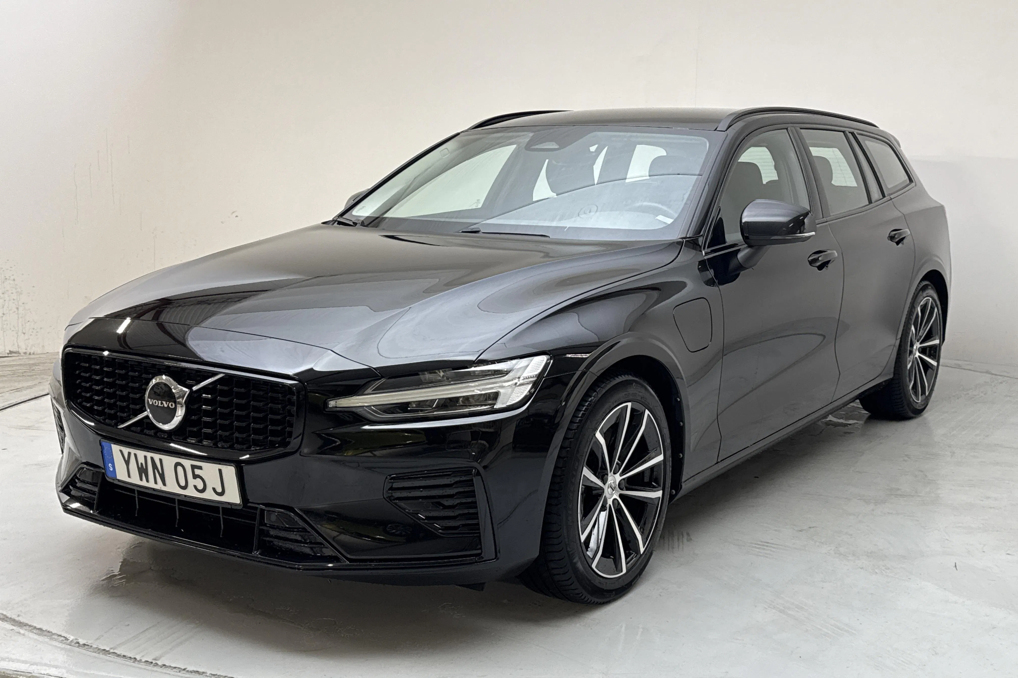 Presentationsfoto 1 av 18: Volvo V60 T6 AWD Recharge (350hk) - 7 691 mil - Automat - svart - 2023