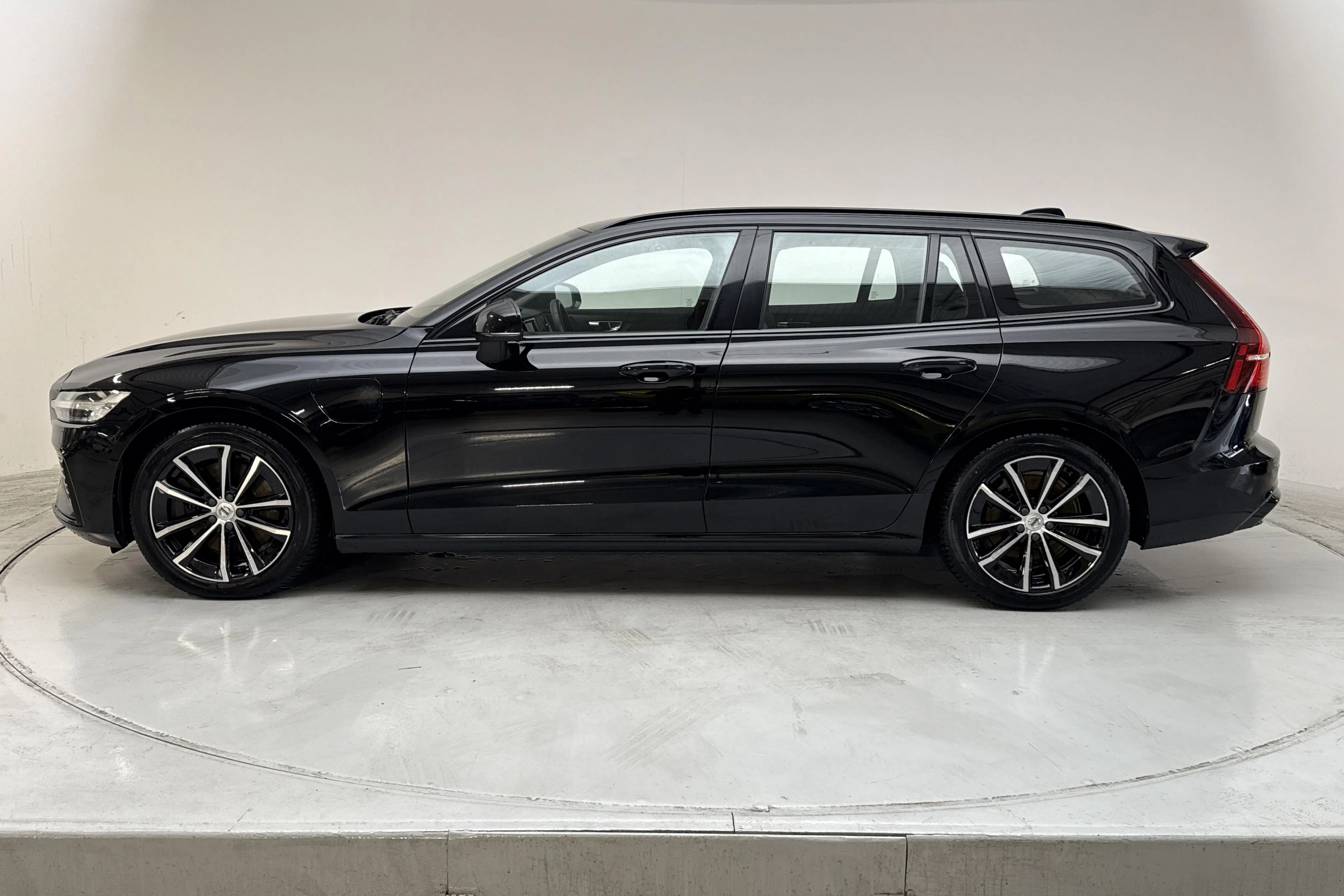 Presentationsfoto 2 av 18: Volvo V60 T6 AWD Recharge (350hk) - 7 691 mil - Automat - svart - 2023