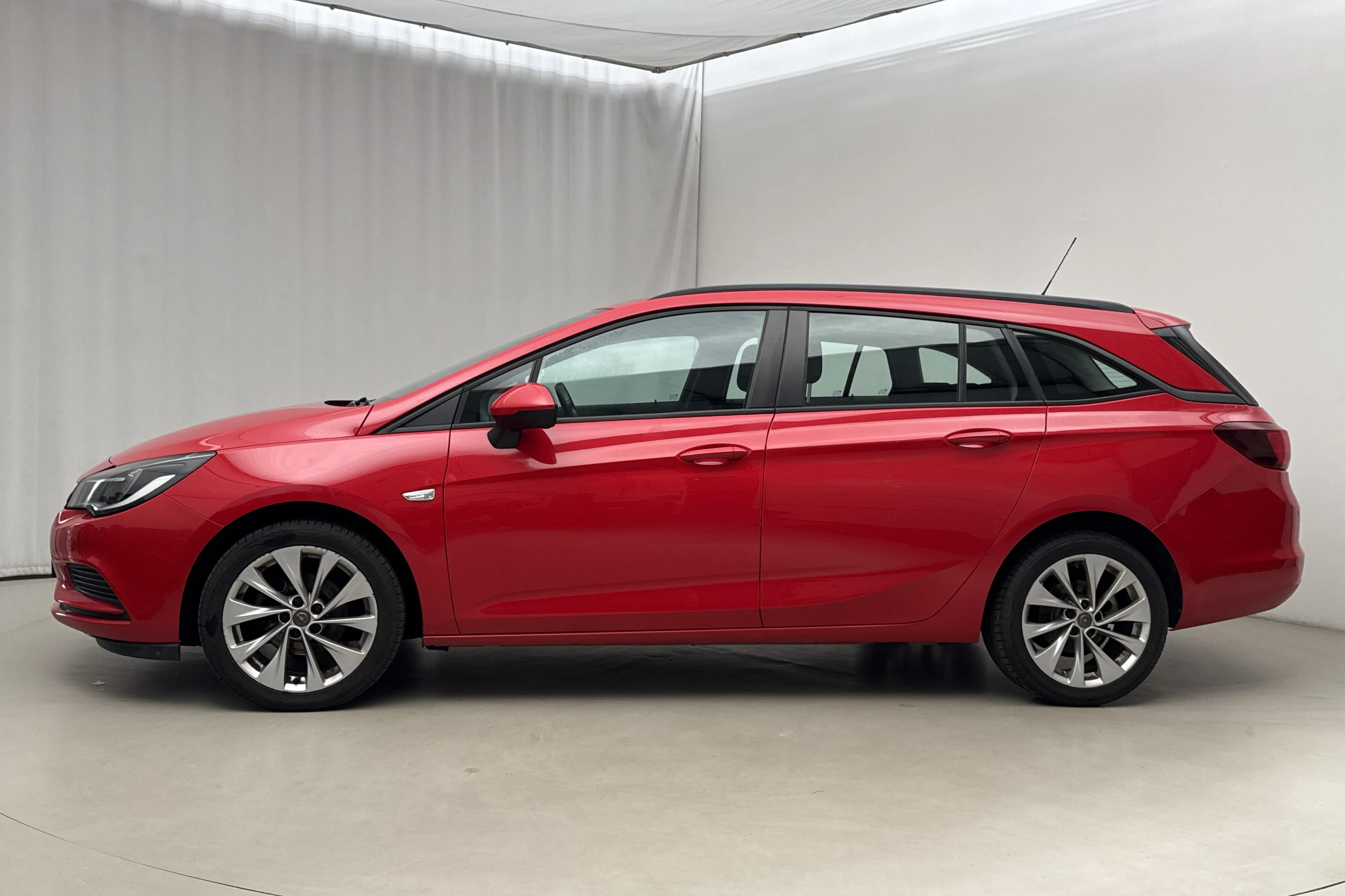 Presentationsfoto 2 av 16: Opel Astra 1.4 Turbo ECOTEC Sports Tourer (125hk) - 12 577 mil - Manuell - röd - 2016
