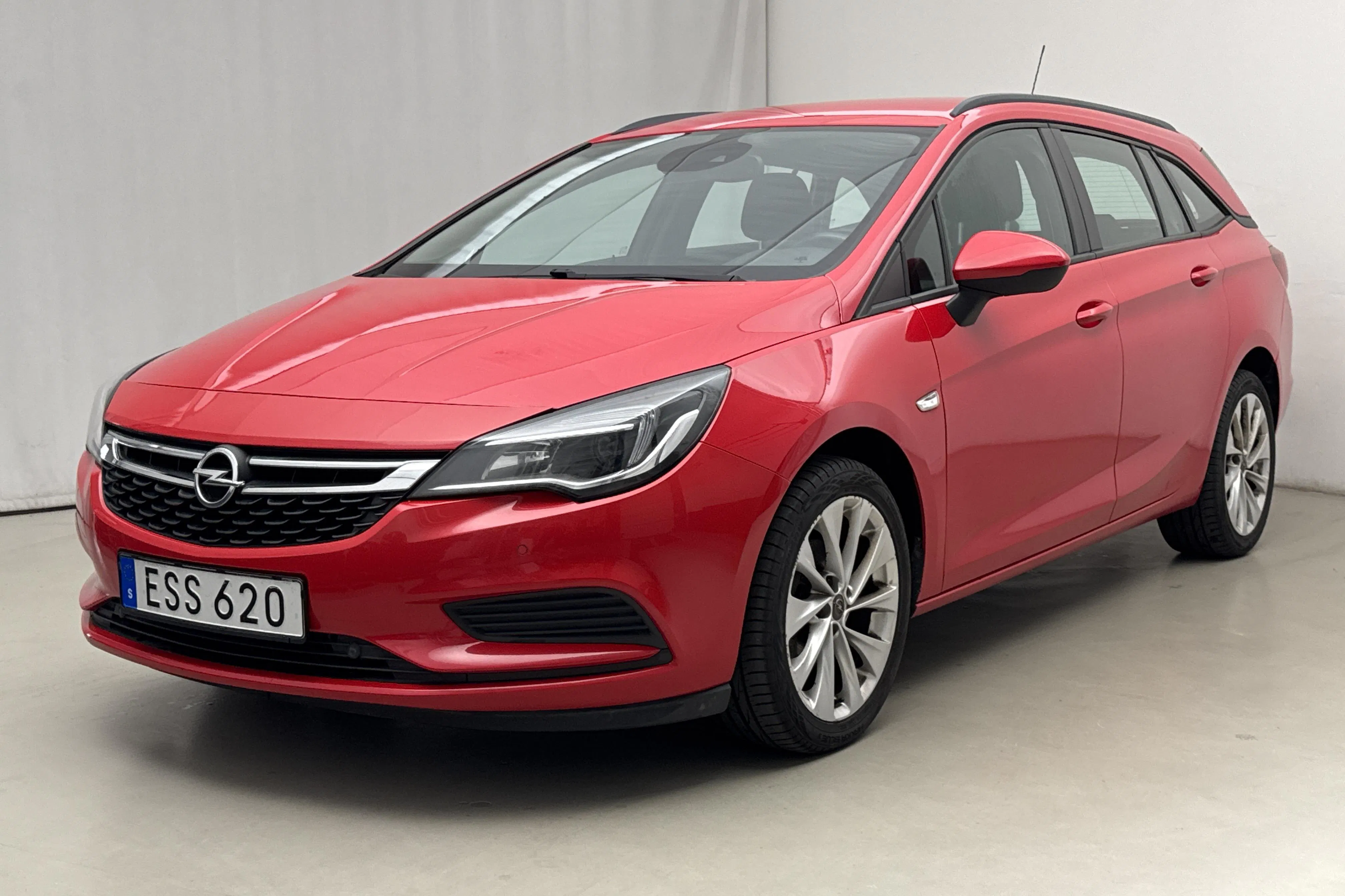 Presentationsfoto 1 av 16: Opel Astra 1.4 Turbo ECOTEC Sports Tourer (125hk) - 12 577 mil - Manuell - röd - 2016