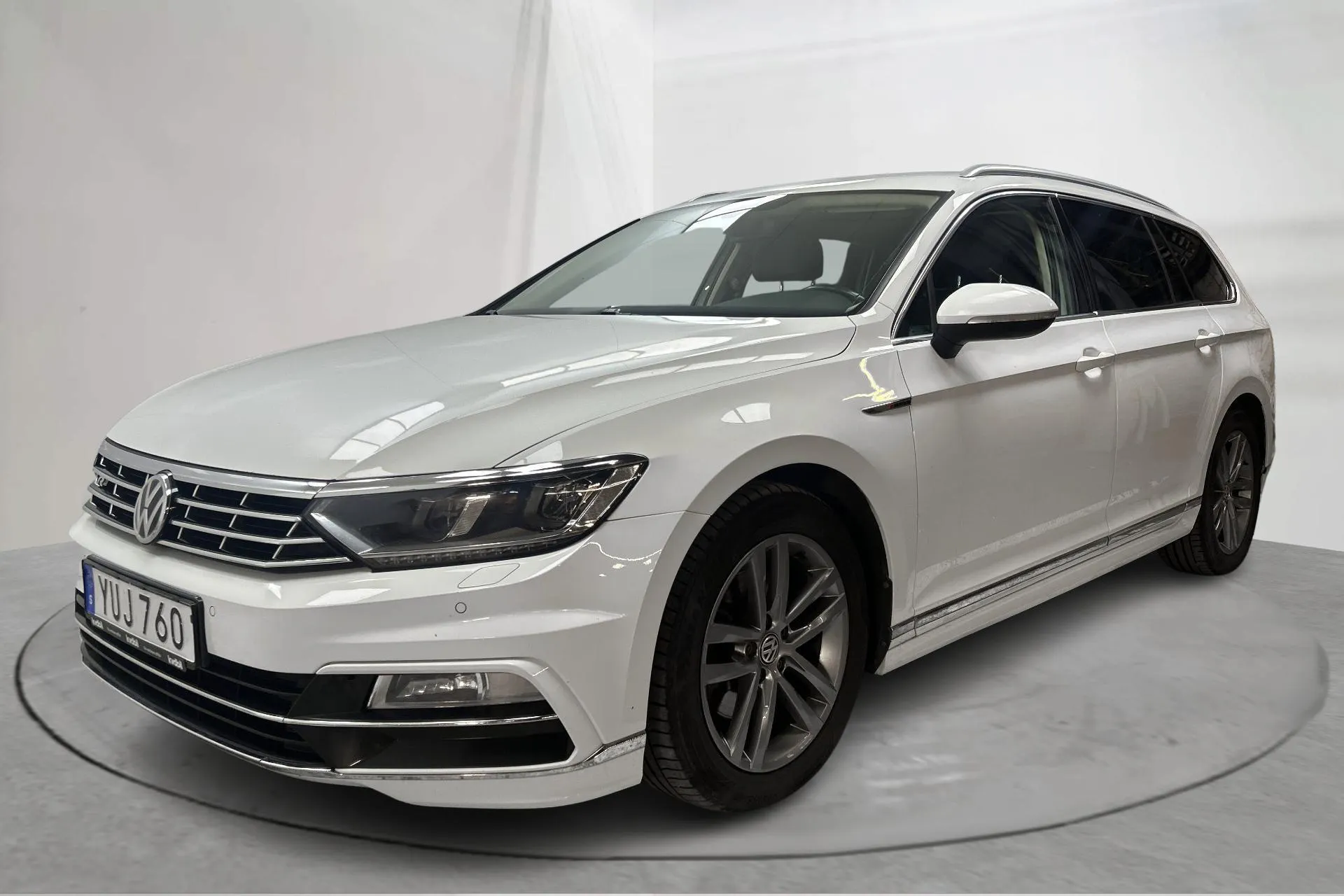 Presentationsfoto 1 av 14: VW Passat 2.0 TDI Sportscombi 4MOTION (190hk) - 19 171 mil - Automat - vit - 2018