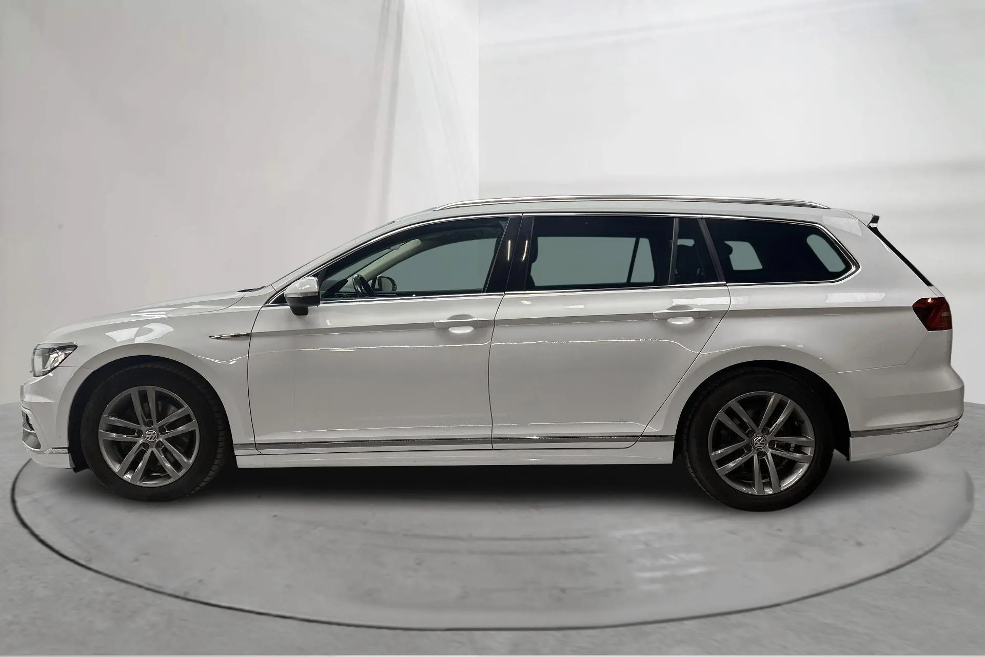 Presentationsfoto 2 av 14: VW Passat 2.0 TDI Sportscombi 4MOTION (190hk) - 19 171 mil - Automat - vit - 2018