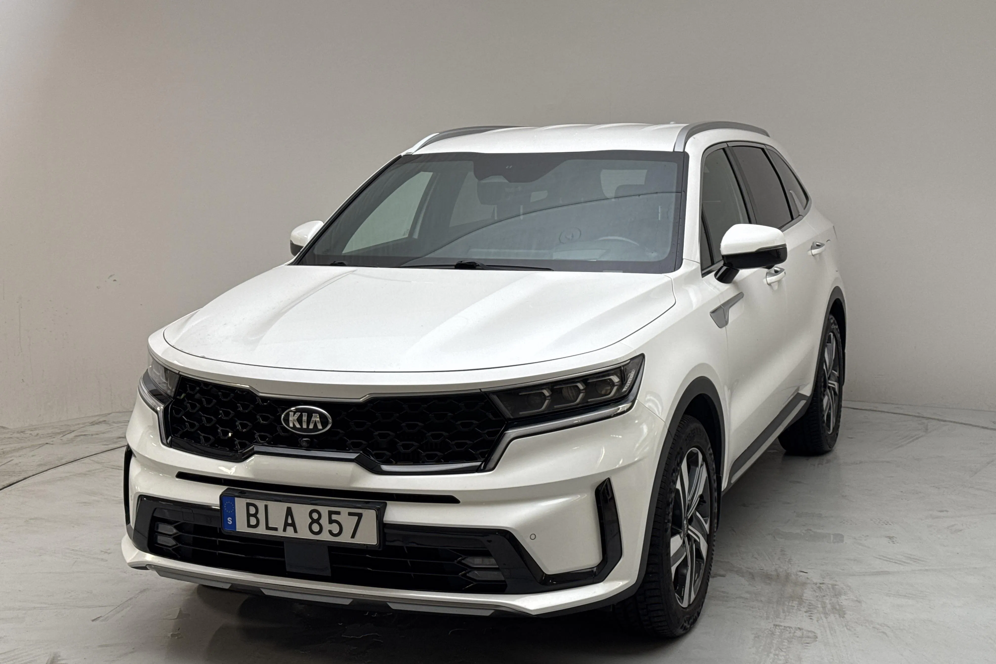 Presentation photo 1 of 17: KIA Sorento 1.6 T-GDi Plug-in Hybrid AWD (265hk) - 102 580 km - Automatic - white - 2021