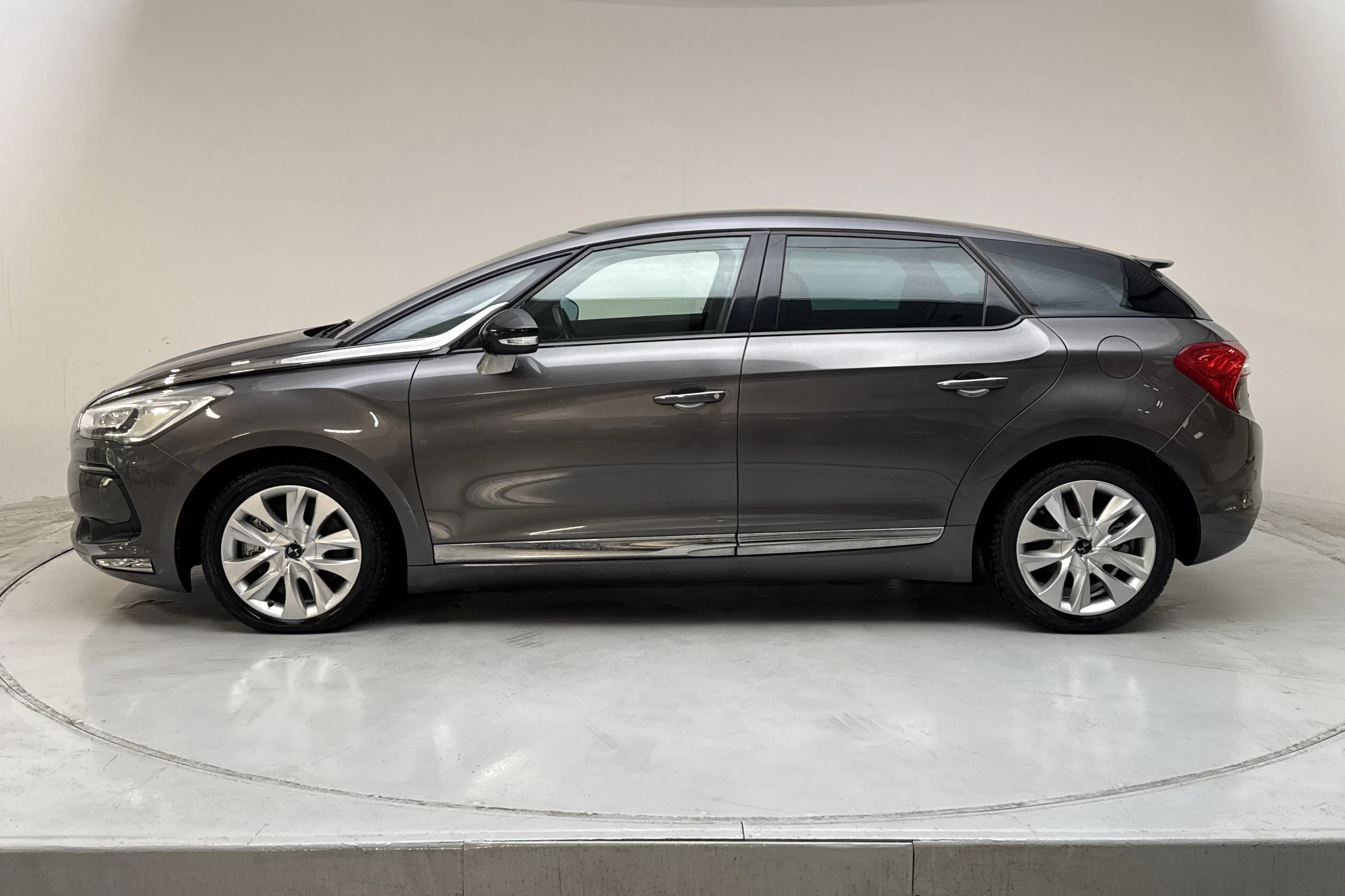 Presentationsfoto 2 av 18: Citroën DS5 HYBRID4 (160hk) - 13 025 mil - Automat - grå - 2016
