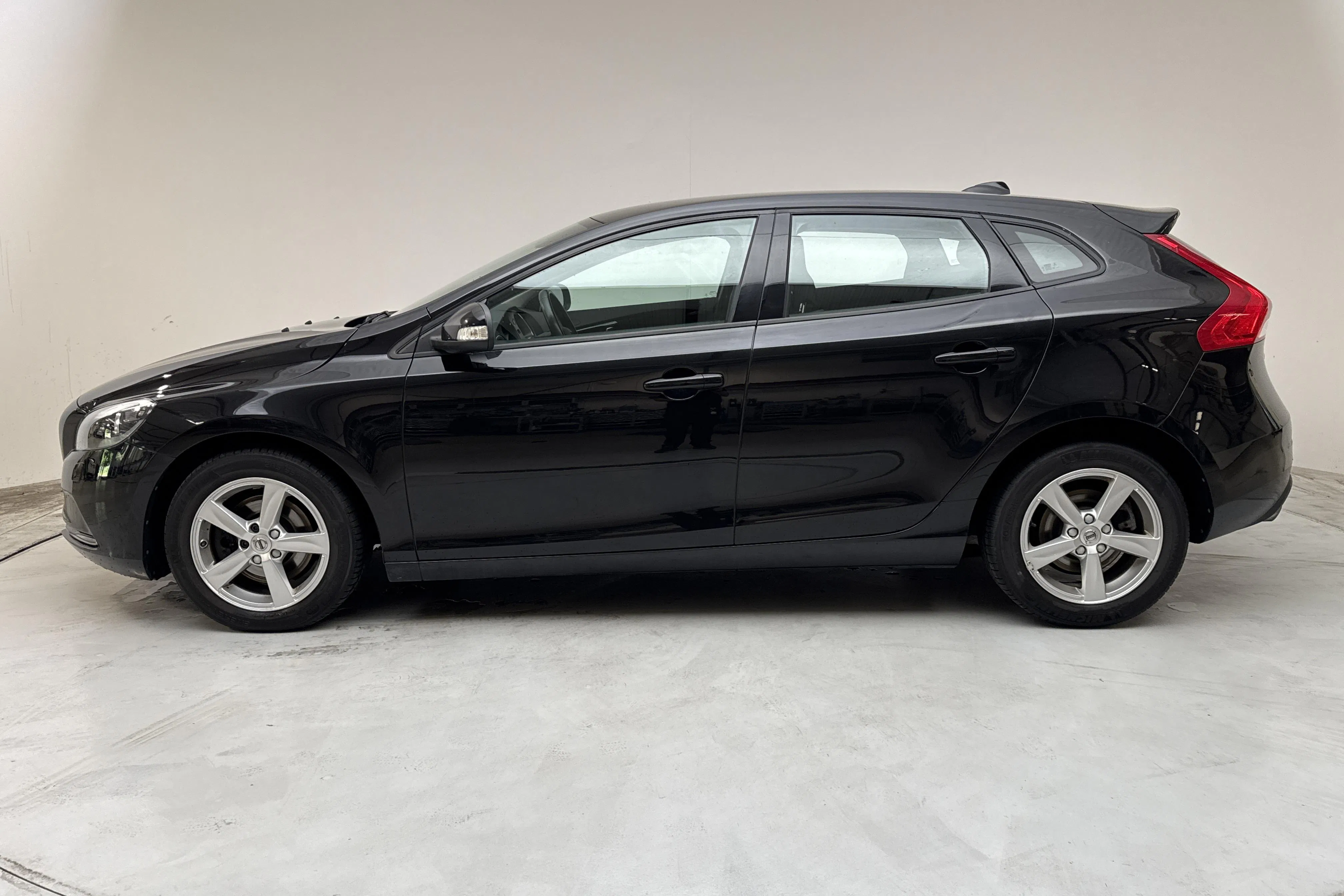 Presentation photo 2 of 13: Volvo V40 T3 (152hk) - 108 750 km - Manual - black - 2018