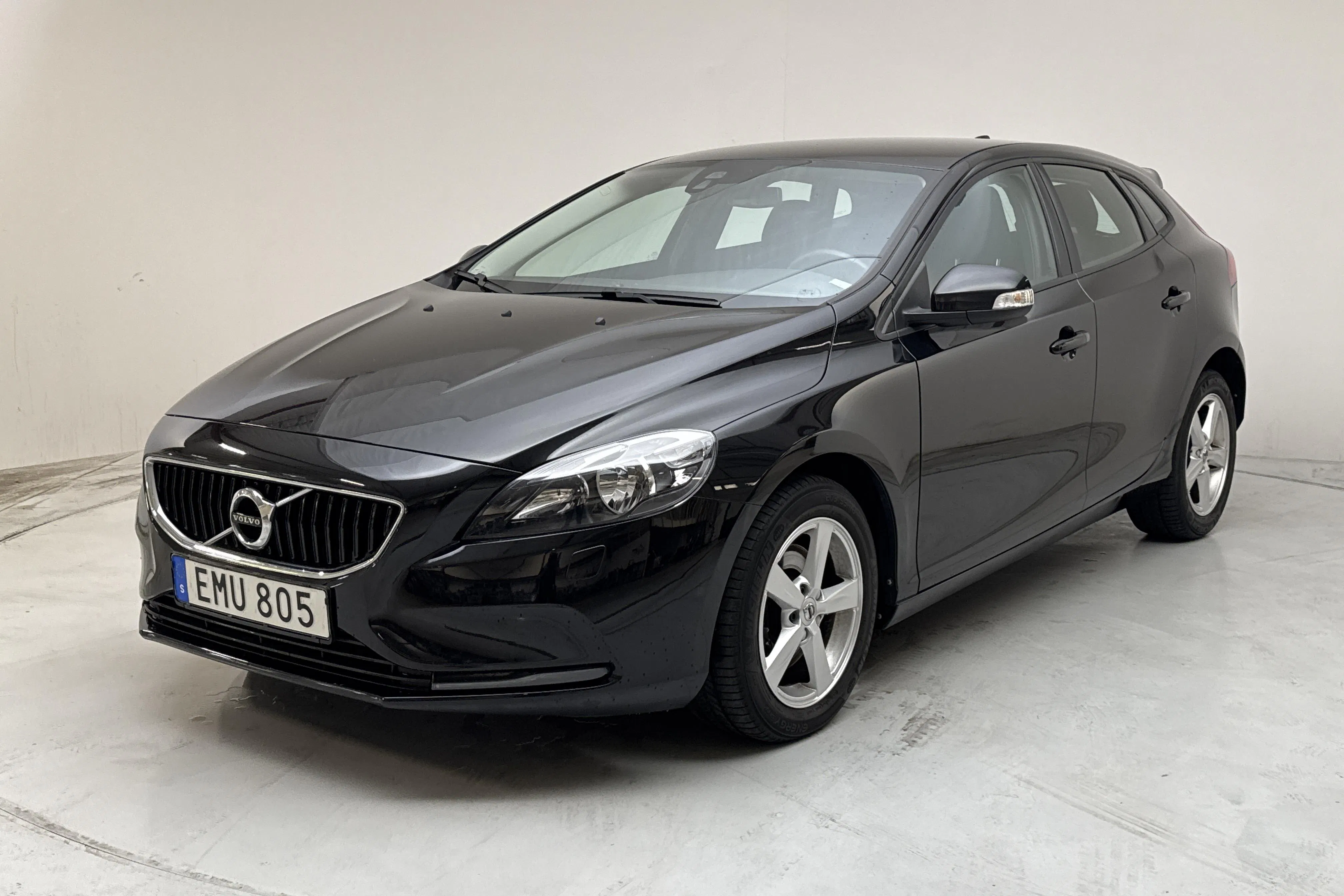 Presentation photo 1 of 13: Volvo V40 T3 (152hk) - 108 750 km - Manual - black - 2018
