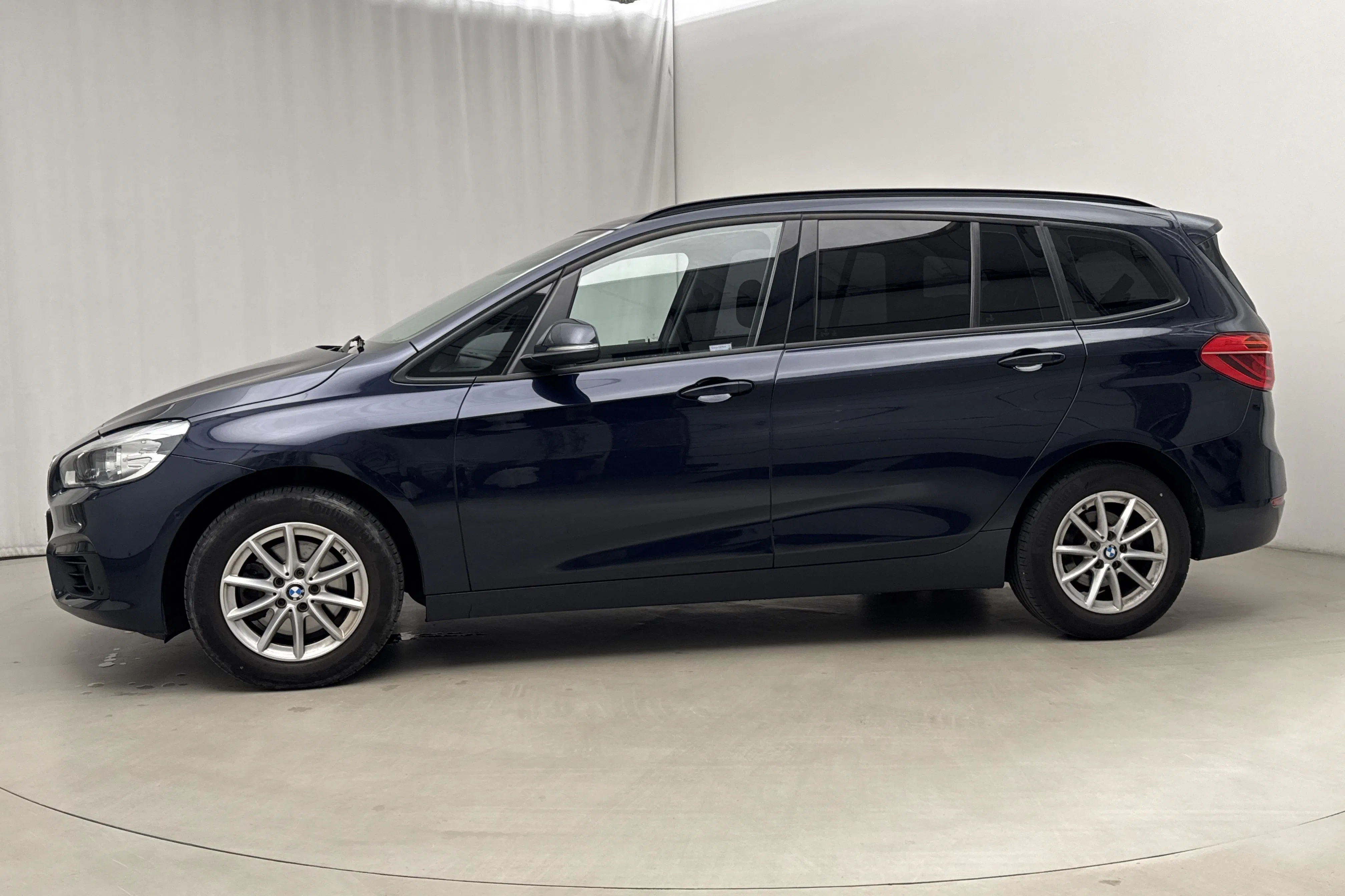 Presentation photo 2 of 18: BMW 218i Gran Tourer, F46 (136hk) - 86 280 km - Manual - blue - 2017