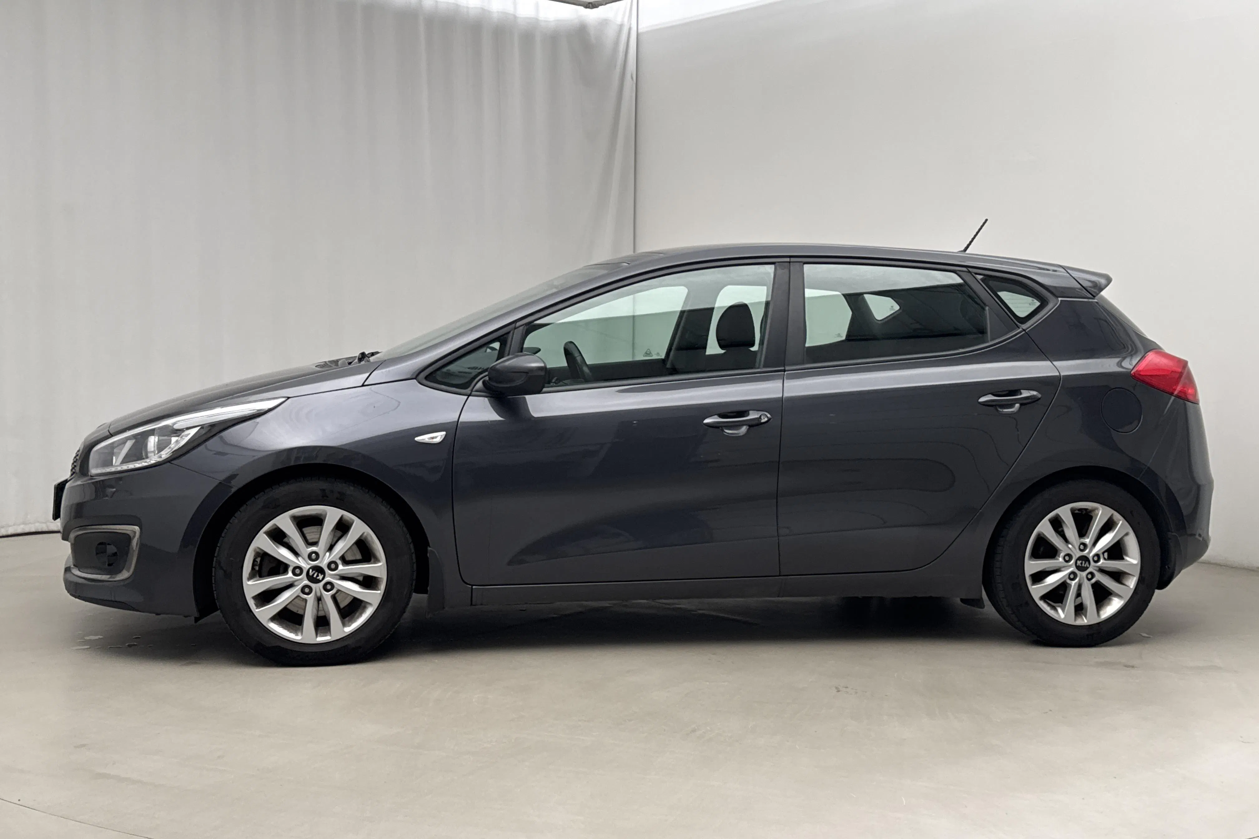 Presentation photo 2 of 11: KIA Cee'd 1.4 T-GDi 5dr (100hk) - 234 960 km - Manual - gray - 2017