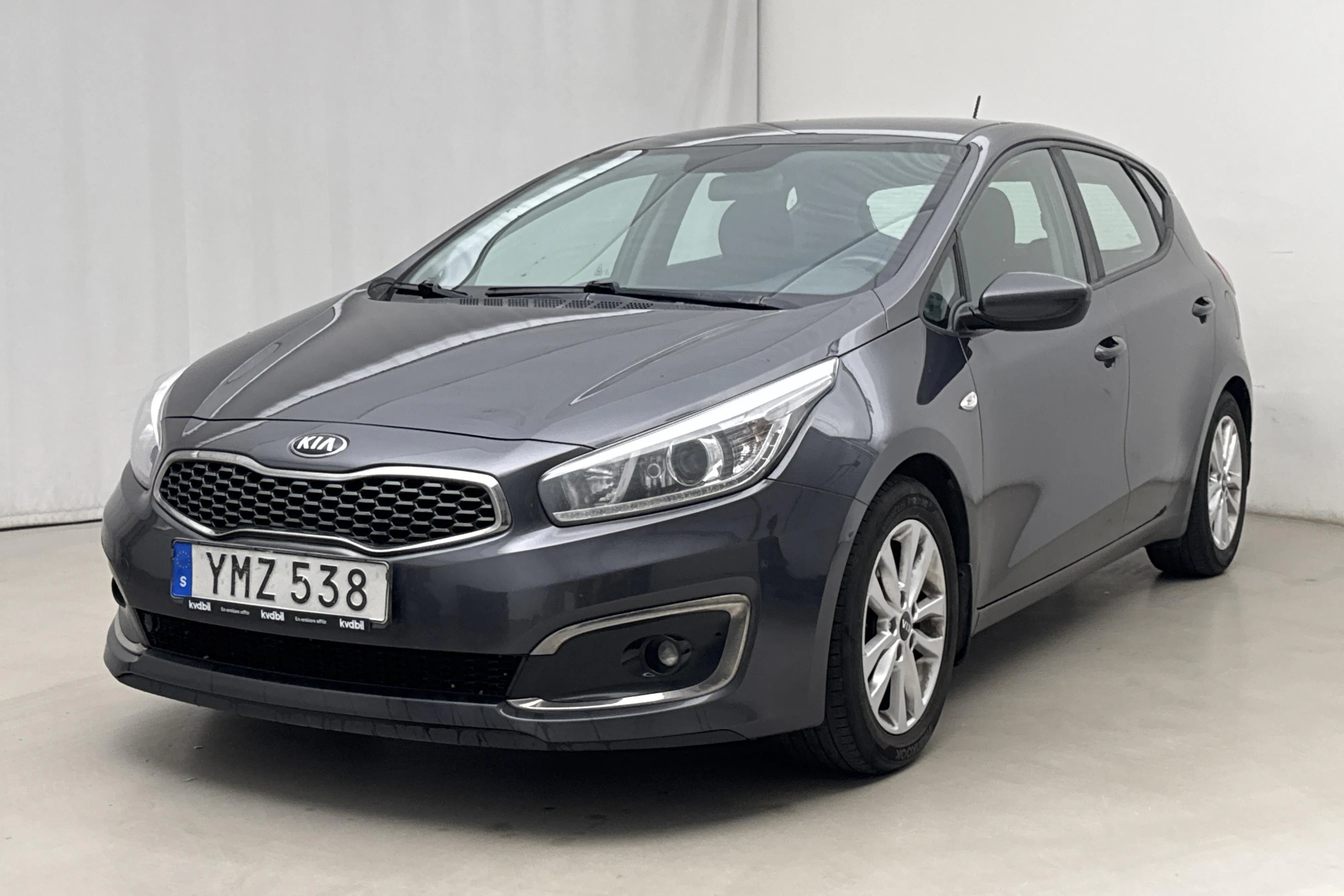 Presentation photo 1 of 11: KIA Cee'd 1.4 T-GDi 5dr (100hk) - 234 960 km - Manual - gray - 2017
