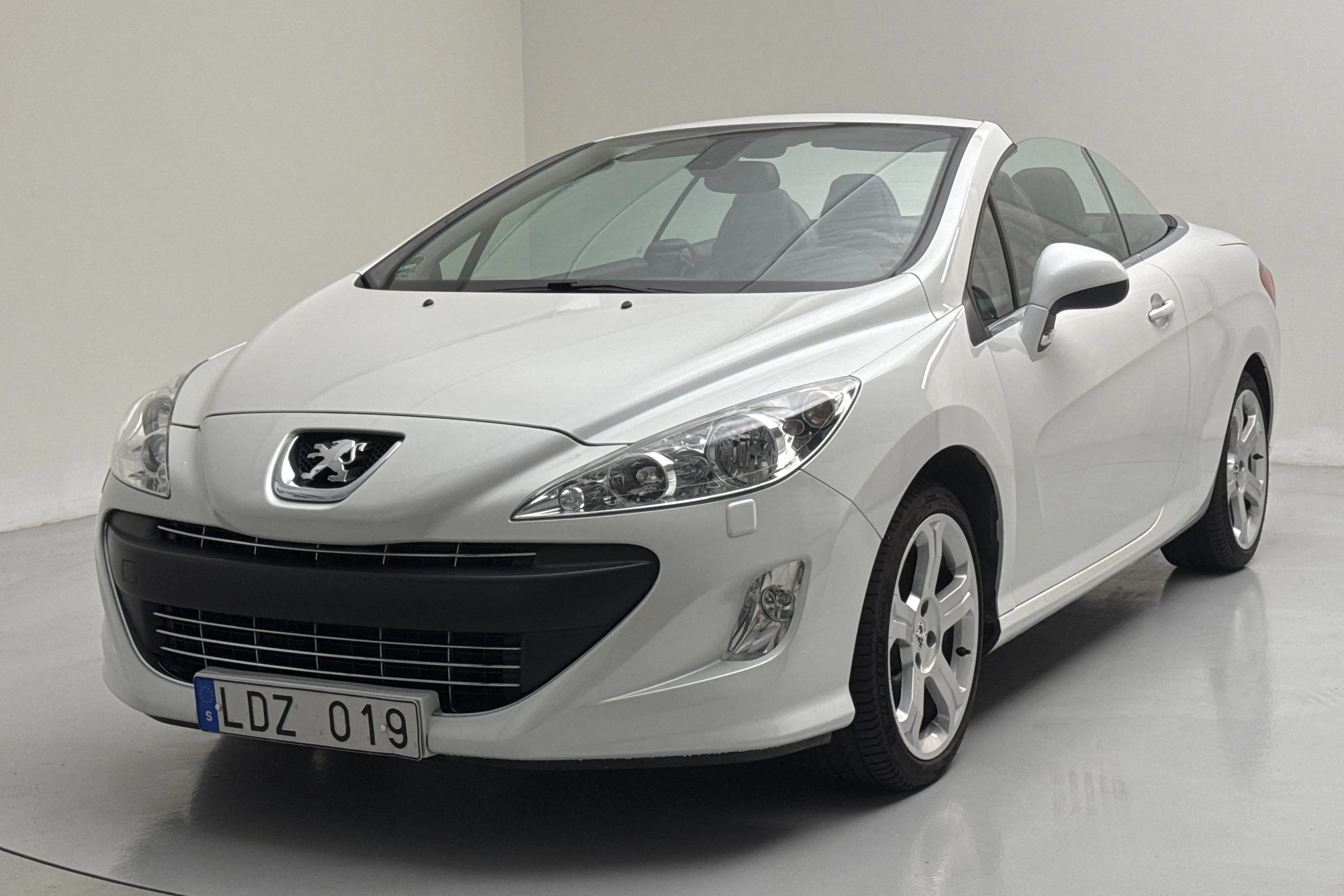 Presentationsfoto 1 av 19: Peugeot 308 CC 1.6 Turbo (156hk) - 6 678 mil - Manuell - vit - 2011