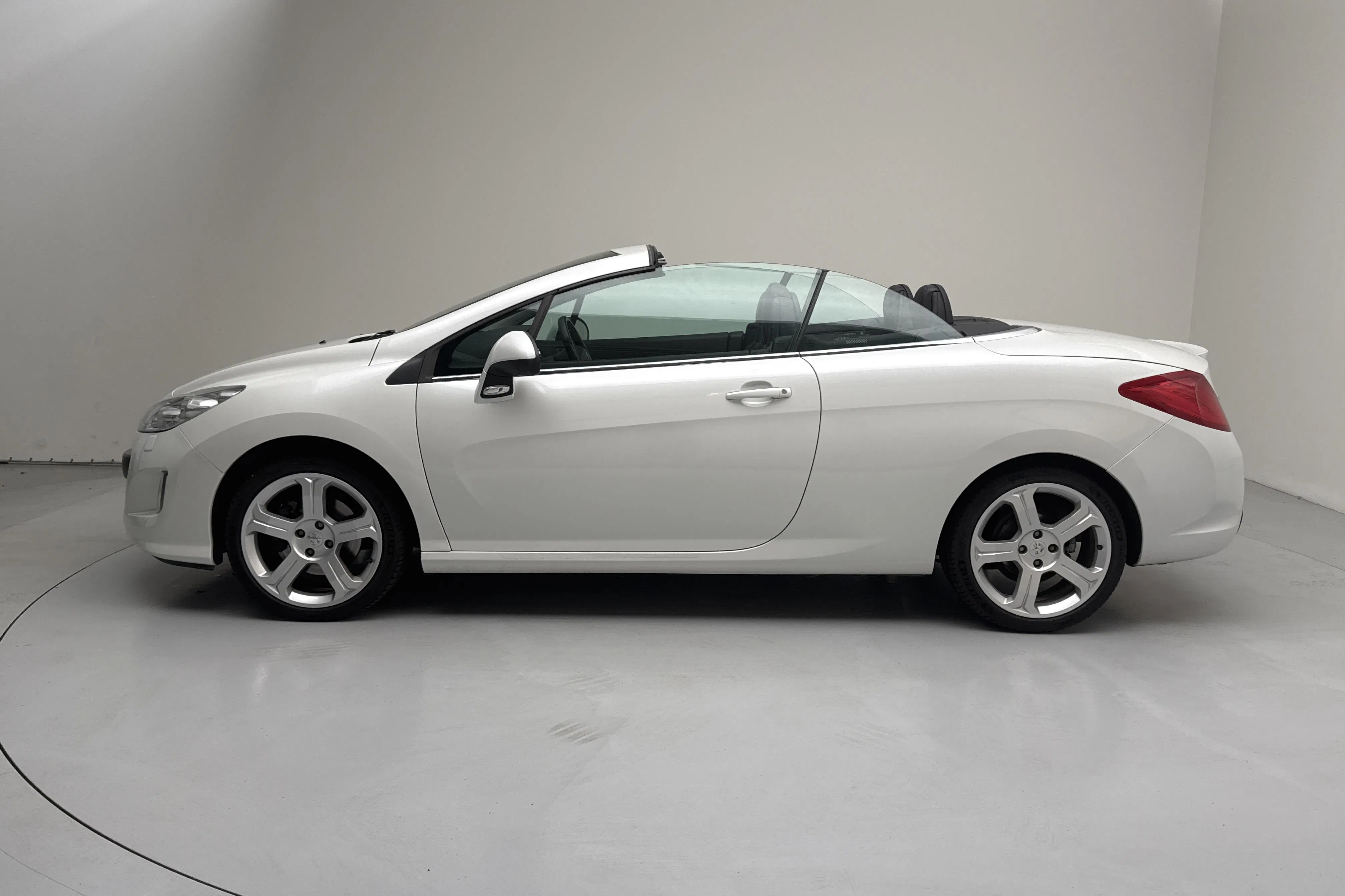 Presentationsfoto 2 av 19: Peugeot 308 CC 1.6 Turbo (156hk) - 6 678 mil - Manuell - vit - 2011