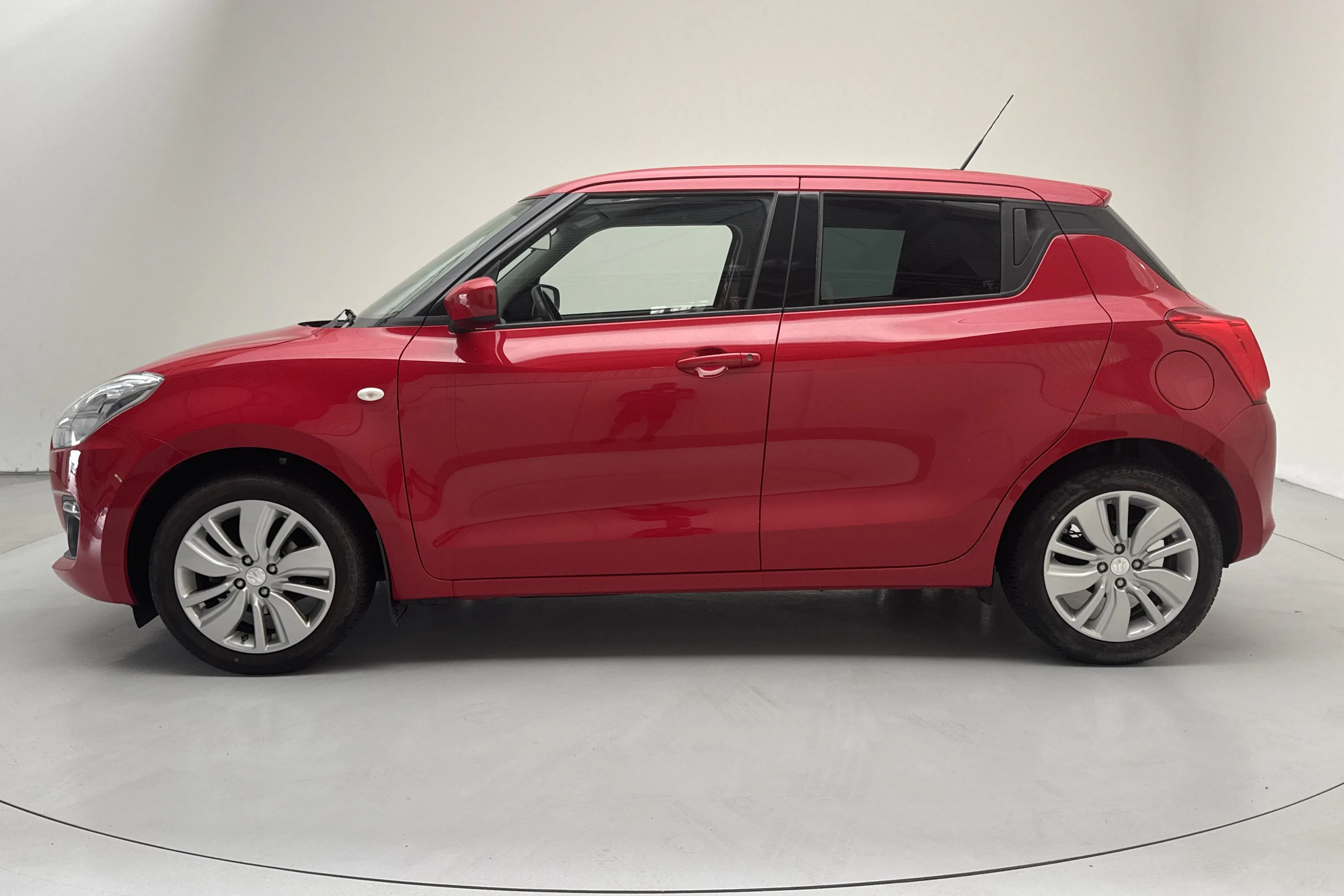 Presentation photo 2 of 13: Suzuki Swift 1.2 5dr (90hk) - 83 700 km - Manual - red - 2018