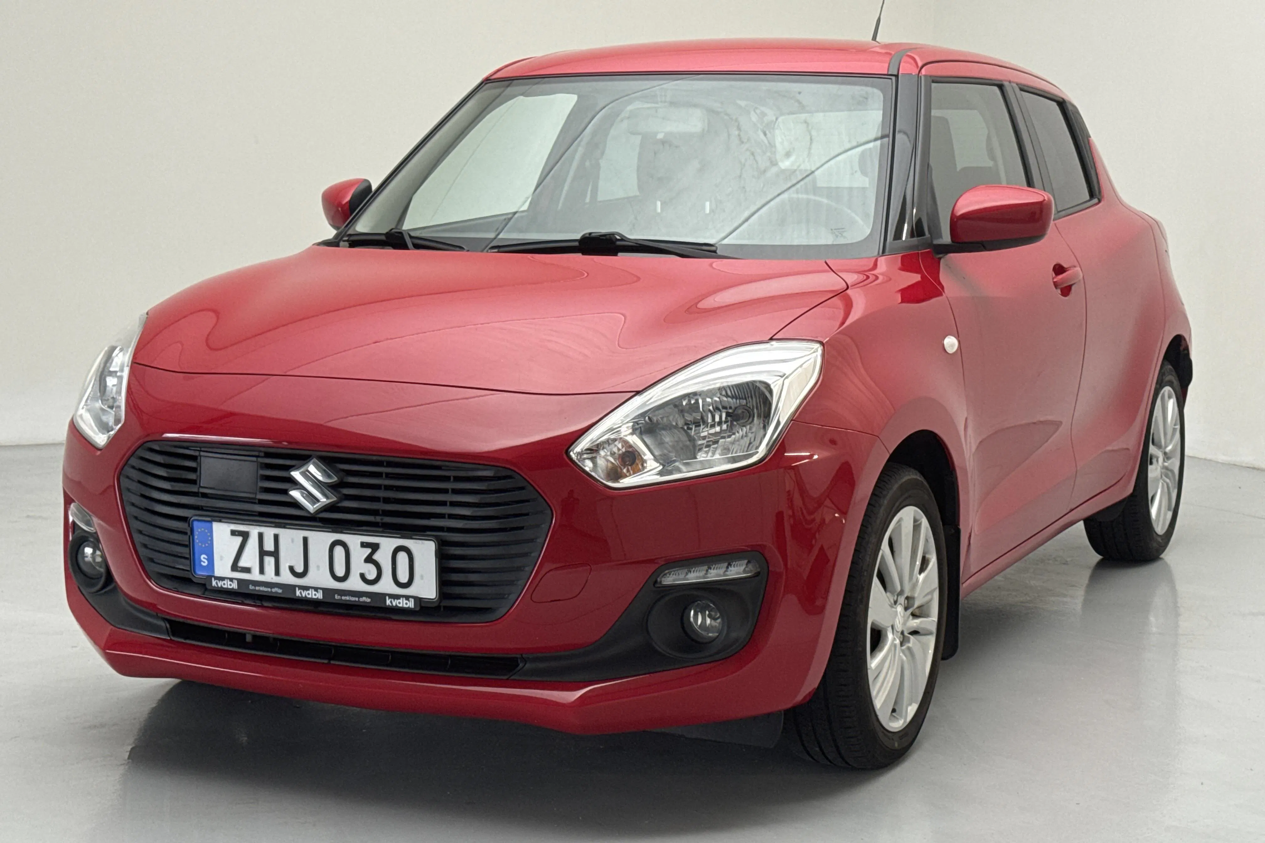 Presentation photo 1 of 13: Suzuki Swift 1.2 5dr (90hk) - 83 700 km - Manual - red - 2018