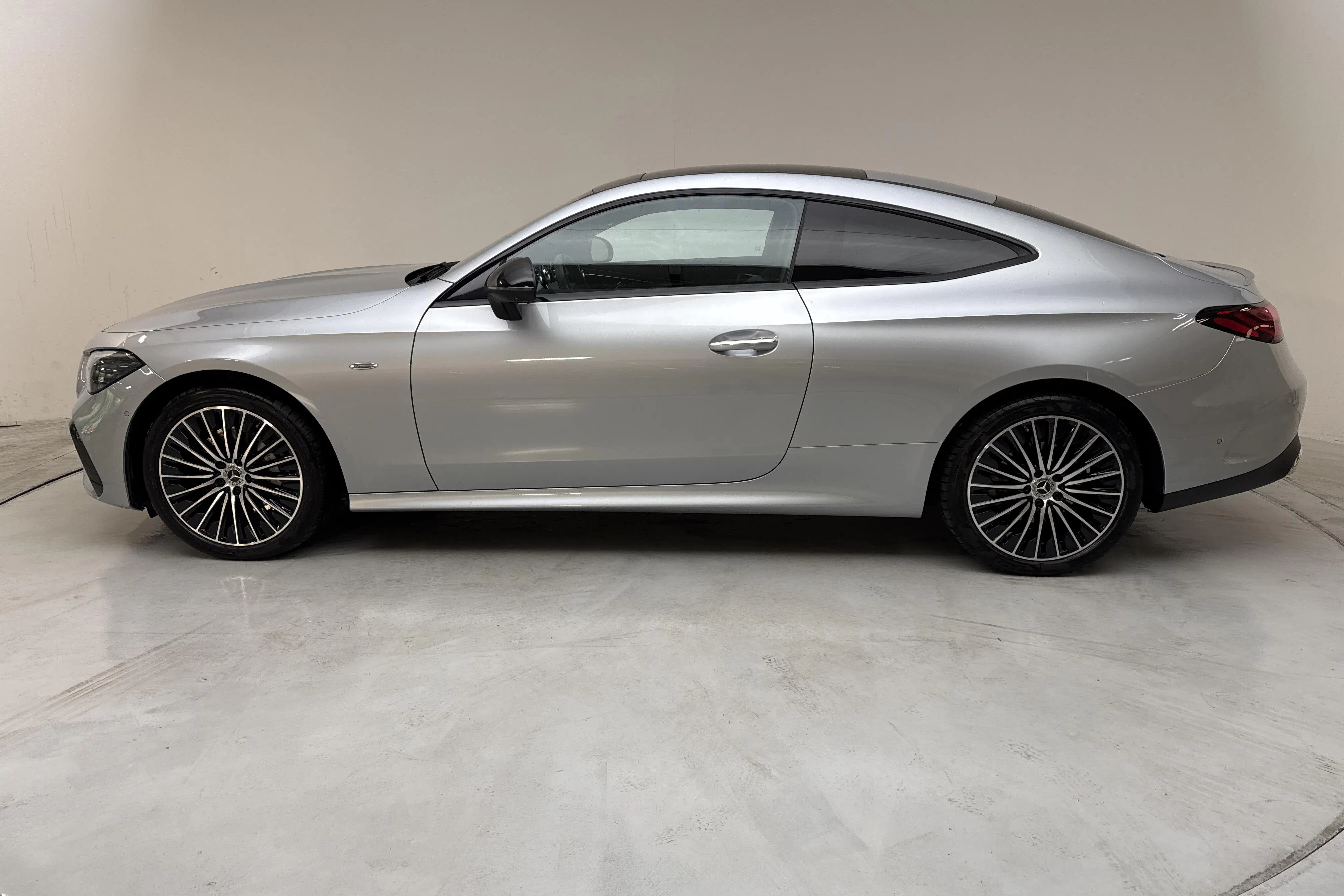 Presentation photo 2 of 19: Mercedes CLE 300 e Coupé C236 (333hk) - 42 150 km - Automatic - silver - 2025
