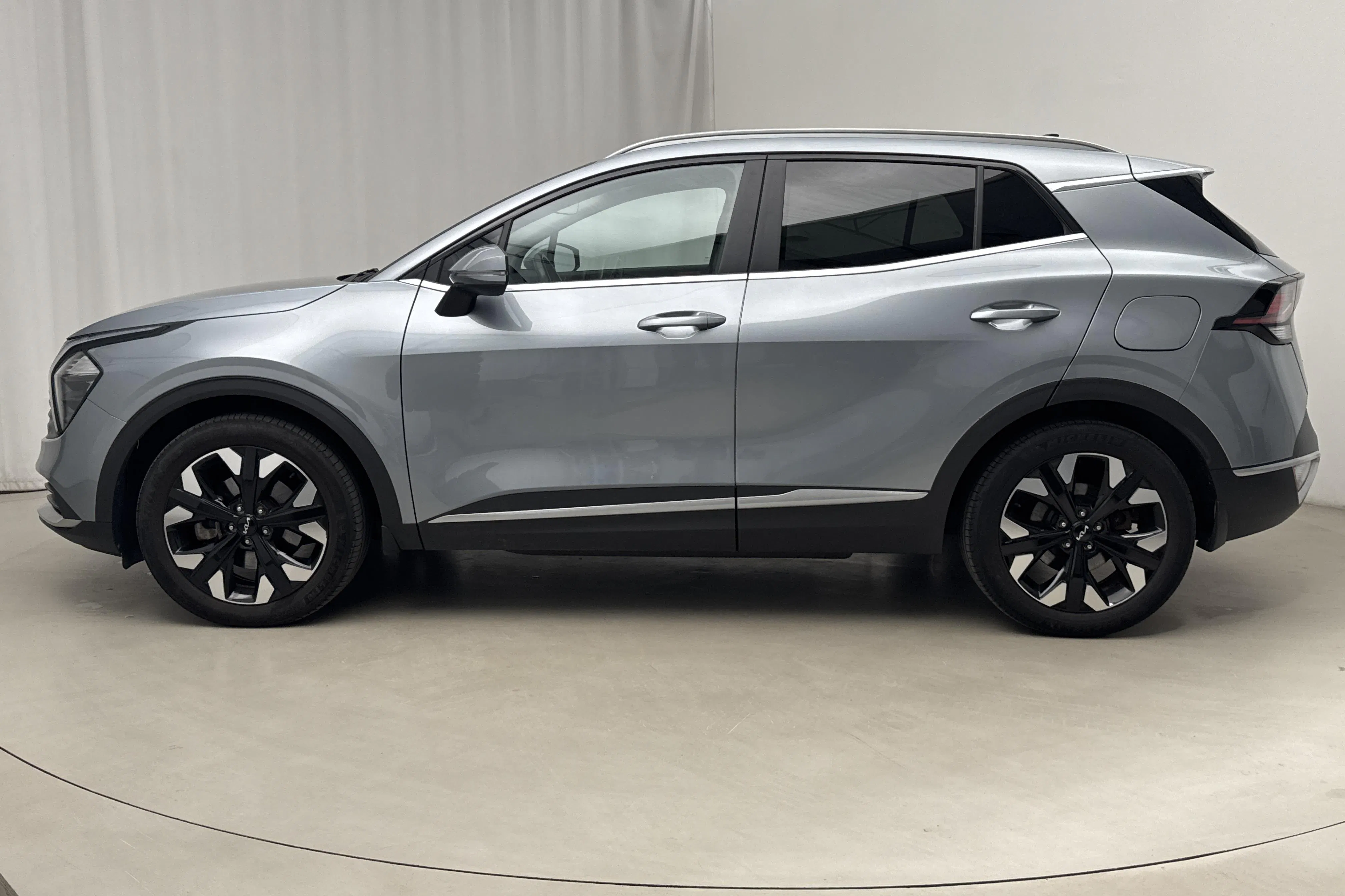 Presentationsfoto 2 av 18: KIA Sportage PHEV AWD (265hk) - 5 312 mil - Automat - grå - 2023