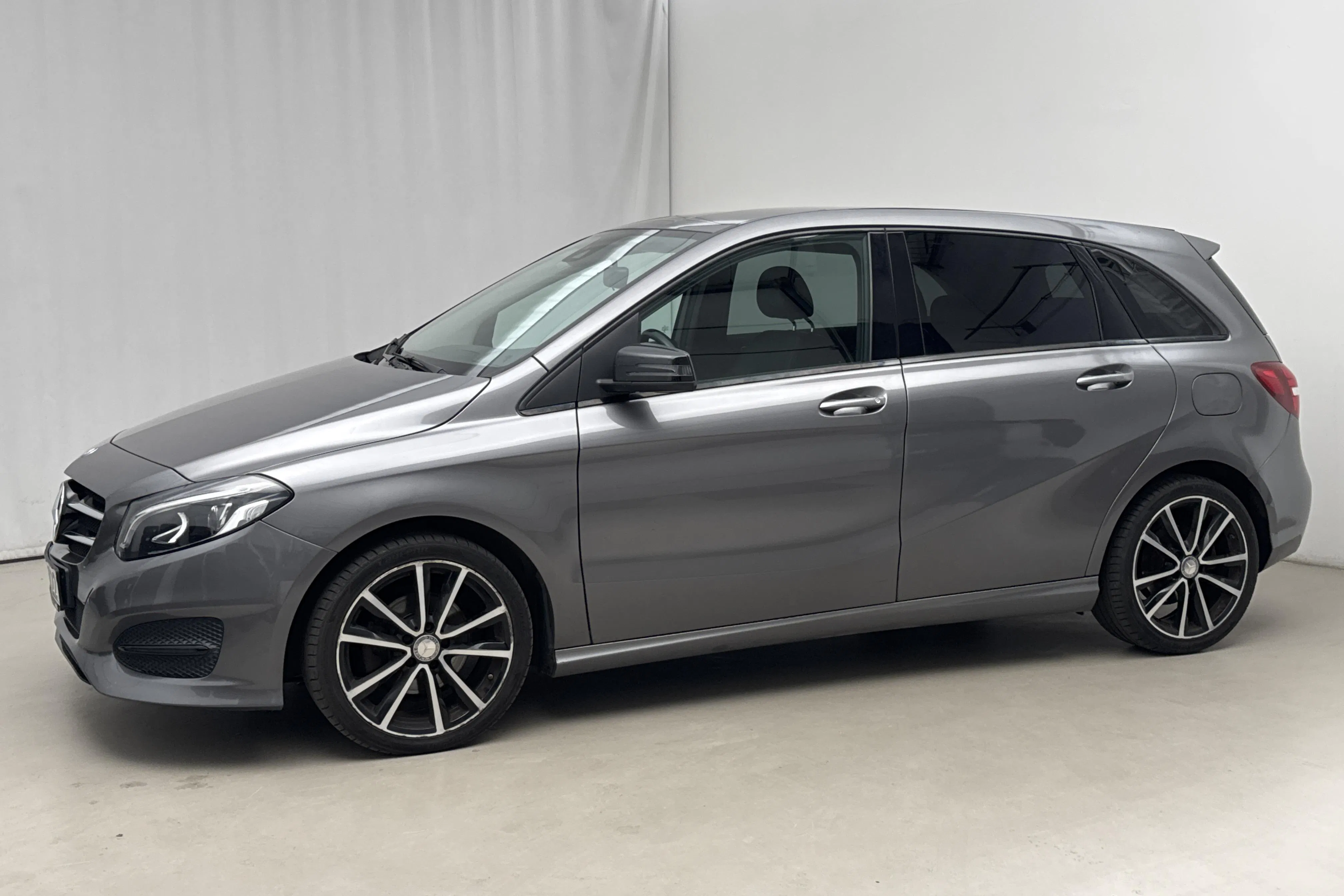 Presentation photo 2 of 17: Mercedes B 200 CDI W246 (136hk) - 145 740 km - Manual - dark grey - 2015