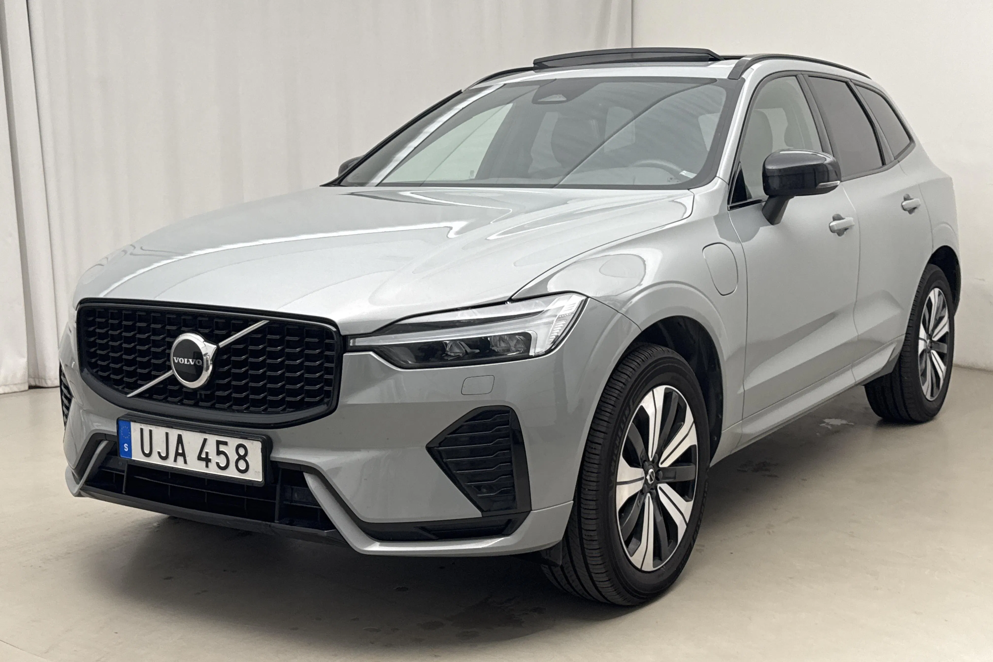 Presentation photo 1 of 29: Volvo XC60 T6 AWD Recharge (350hk) - 10 741 Scandinavian mile - Automatic - gray - 2024