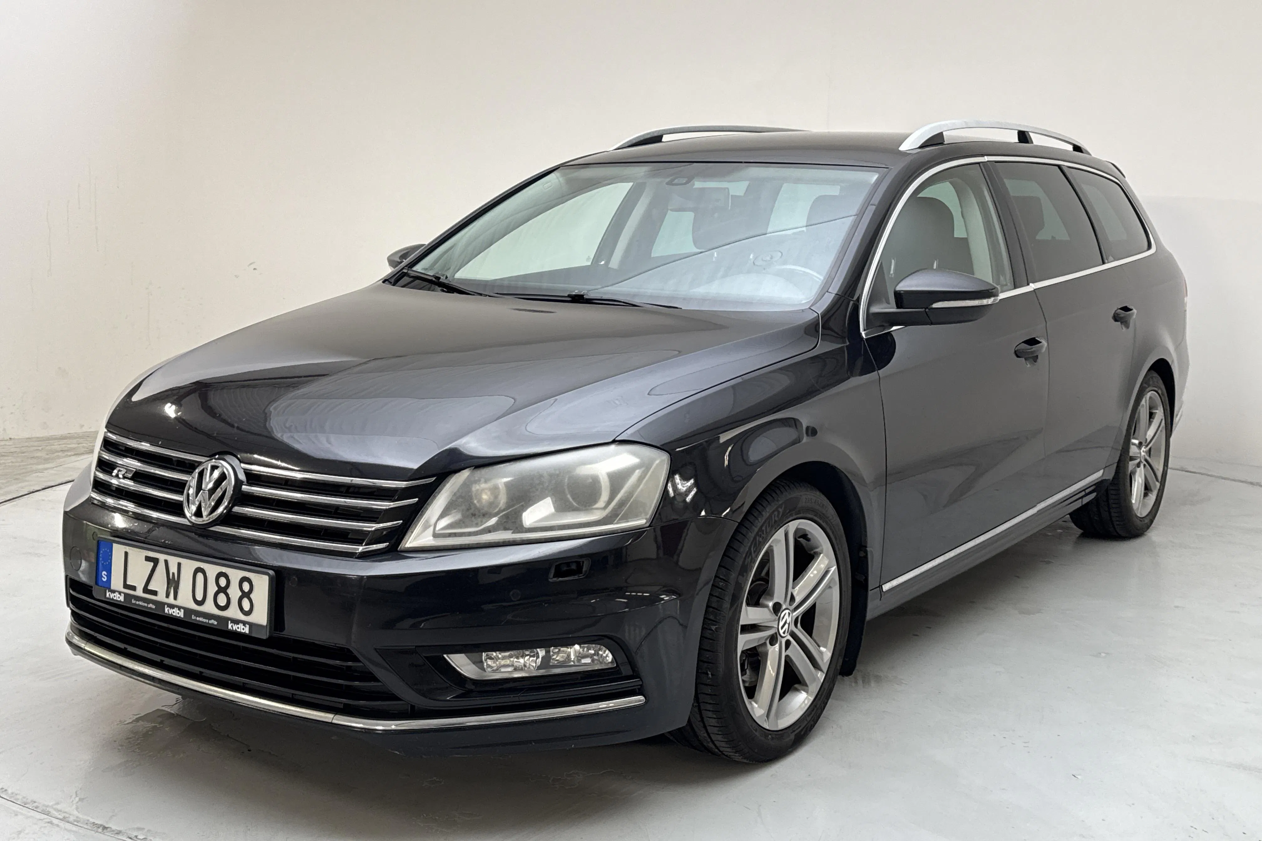 Presentationsfoto 1 av 15: VW Passat 2.0 TDI BlueMotion Technology Variant 4Motion (170hk) - 24 249 mil - Automat - svart - 2013