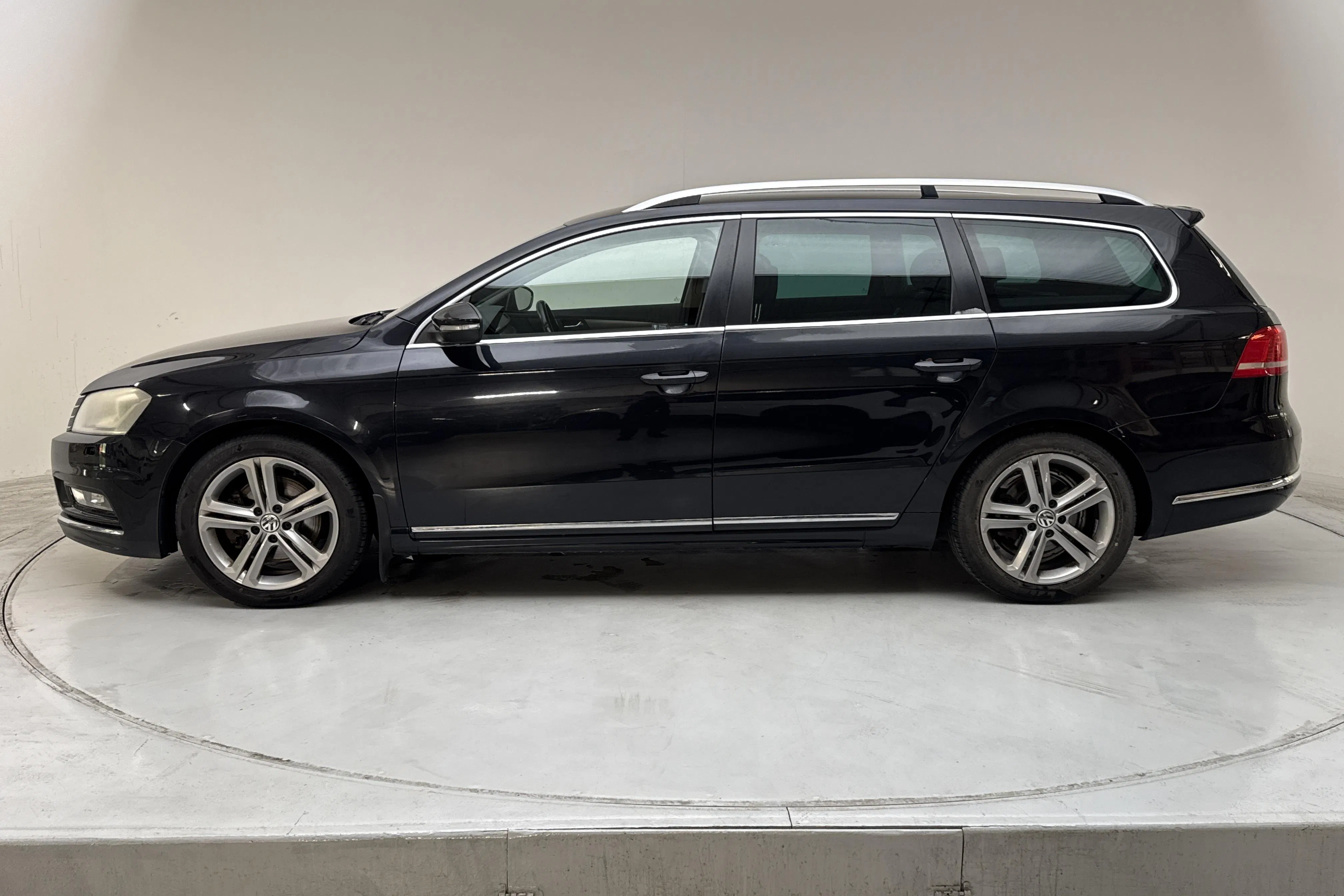 Presentationsfoto 2 av 15: VW Passat 2.0 TDI BlueMotion Technology Variant 4Motion (170hk) - 24 249 mil - Automat - svart - 2013