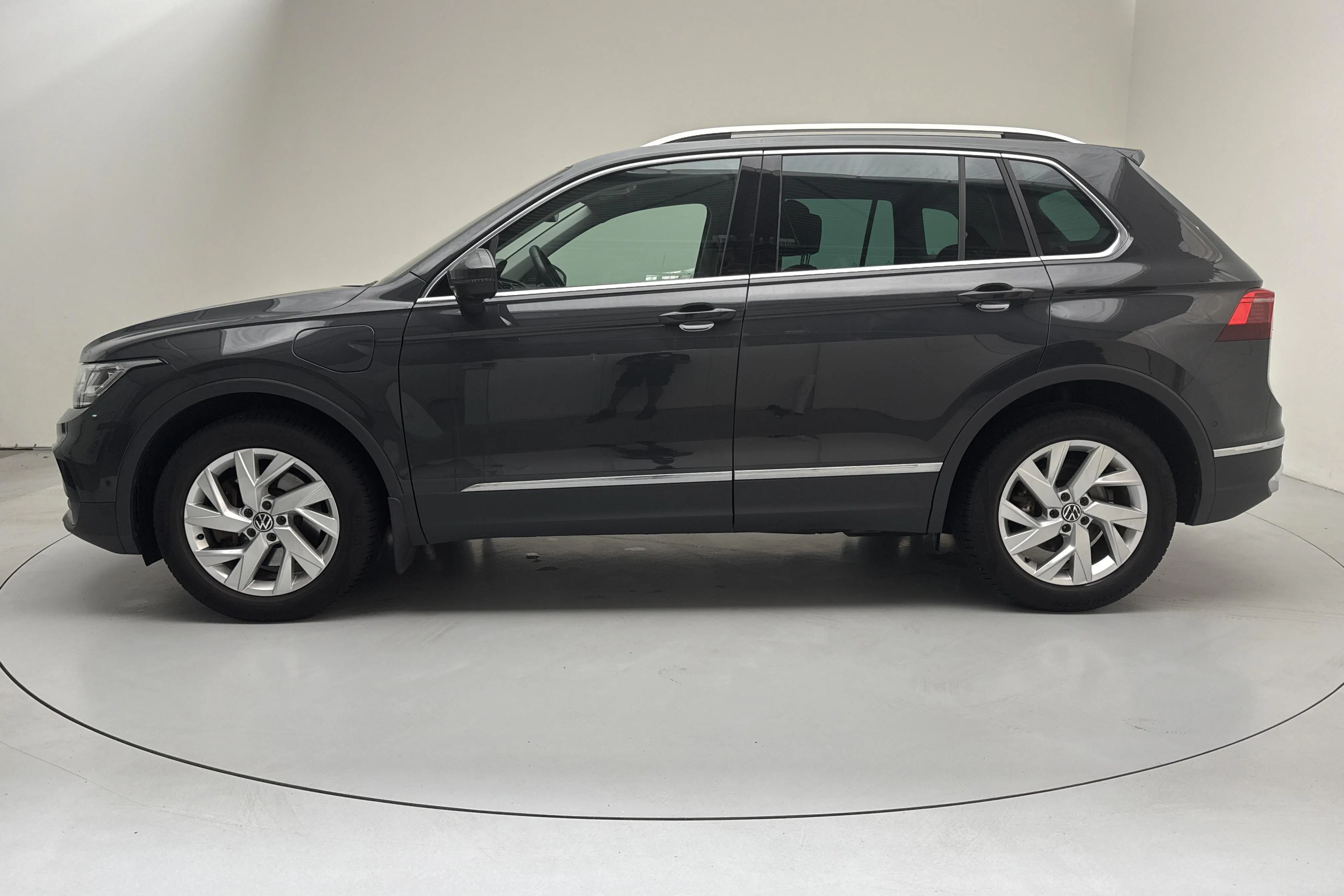 Presentationsfoto 2 av 17: VW Tiguan 1.4 TSI eHybrid (245hk) - 7 177 mil - Automat - grå - 2022