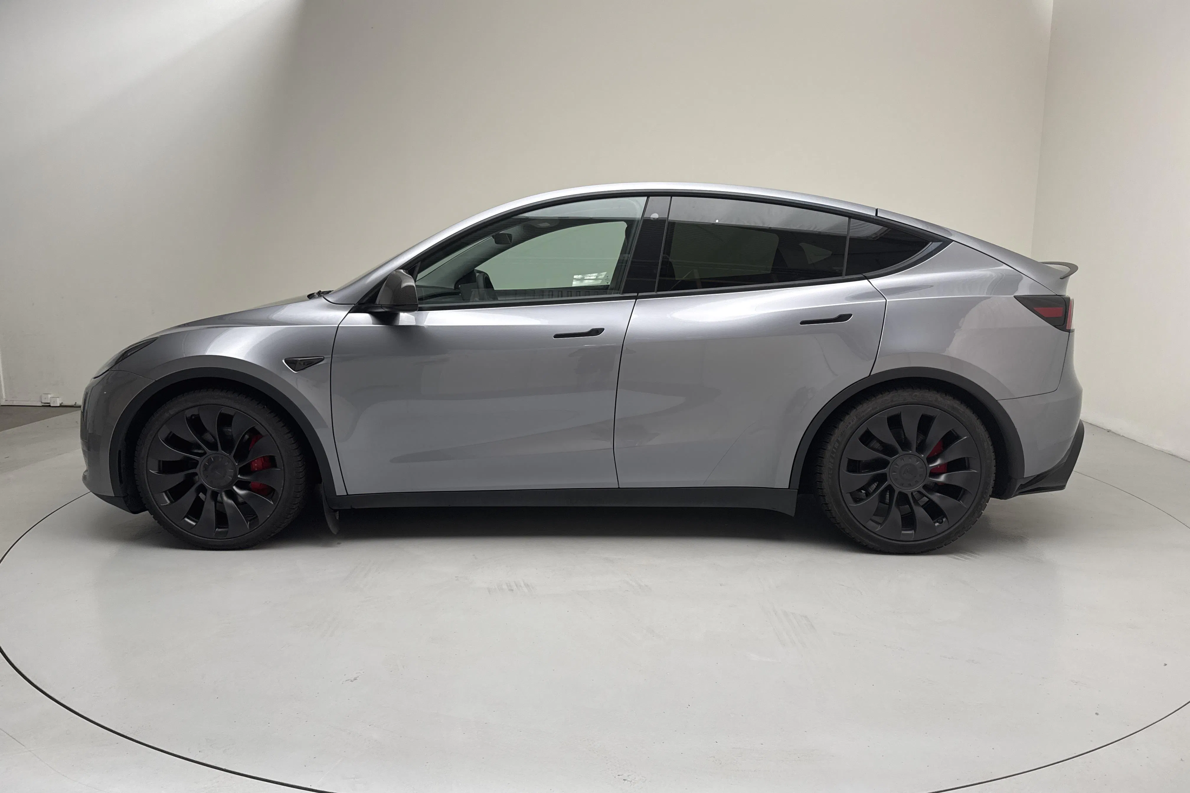 Presentationsfoto 2 av 20: Tesla Model Y Performance Dual Motor AWD - 15 802 mil - Automat - grå - 2023