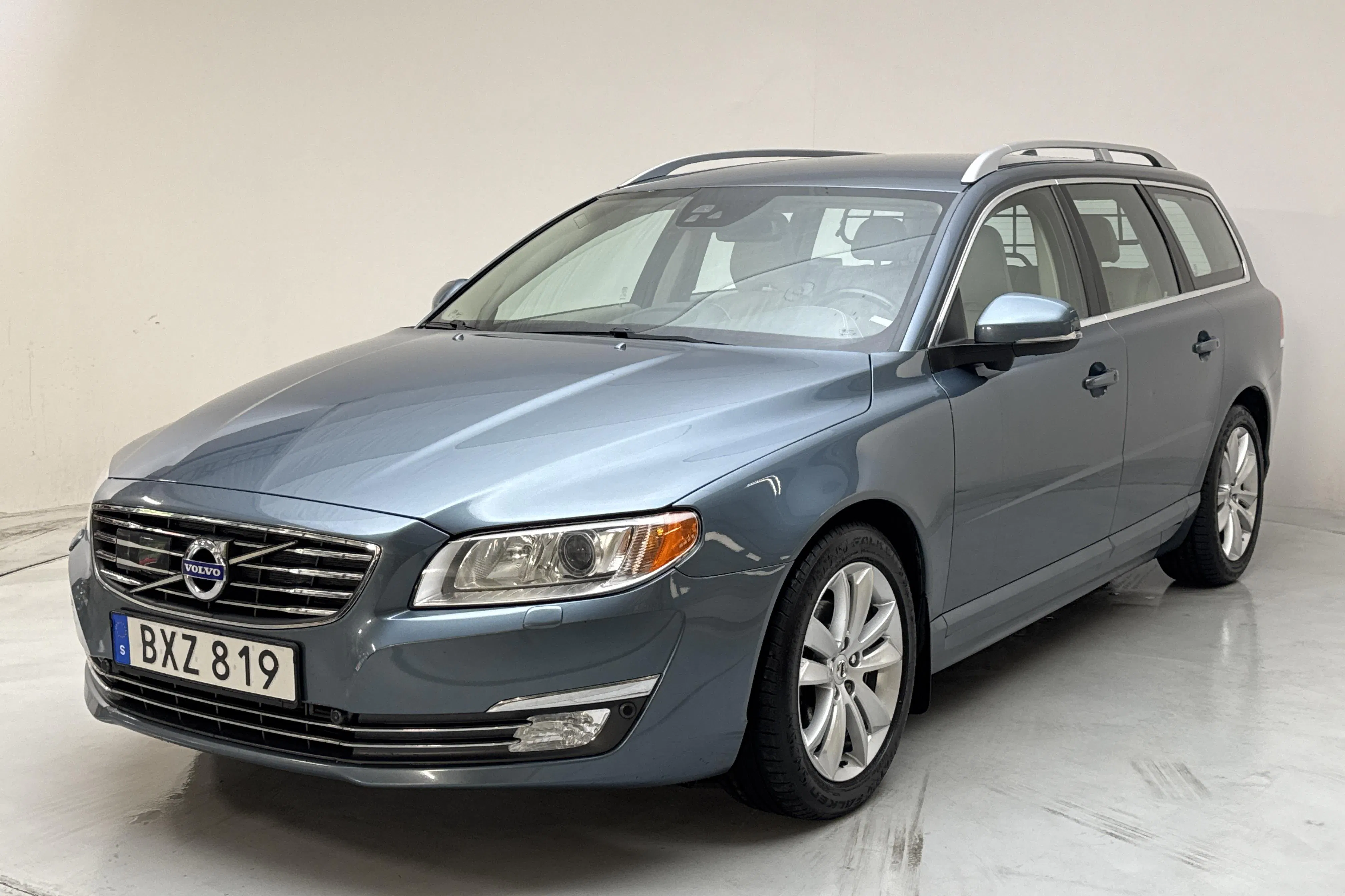 Presentationsfoto 1 av 18: Volvo V70 II D2 (115hk) - 19 396 mil - Automat - blå - 2014