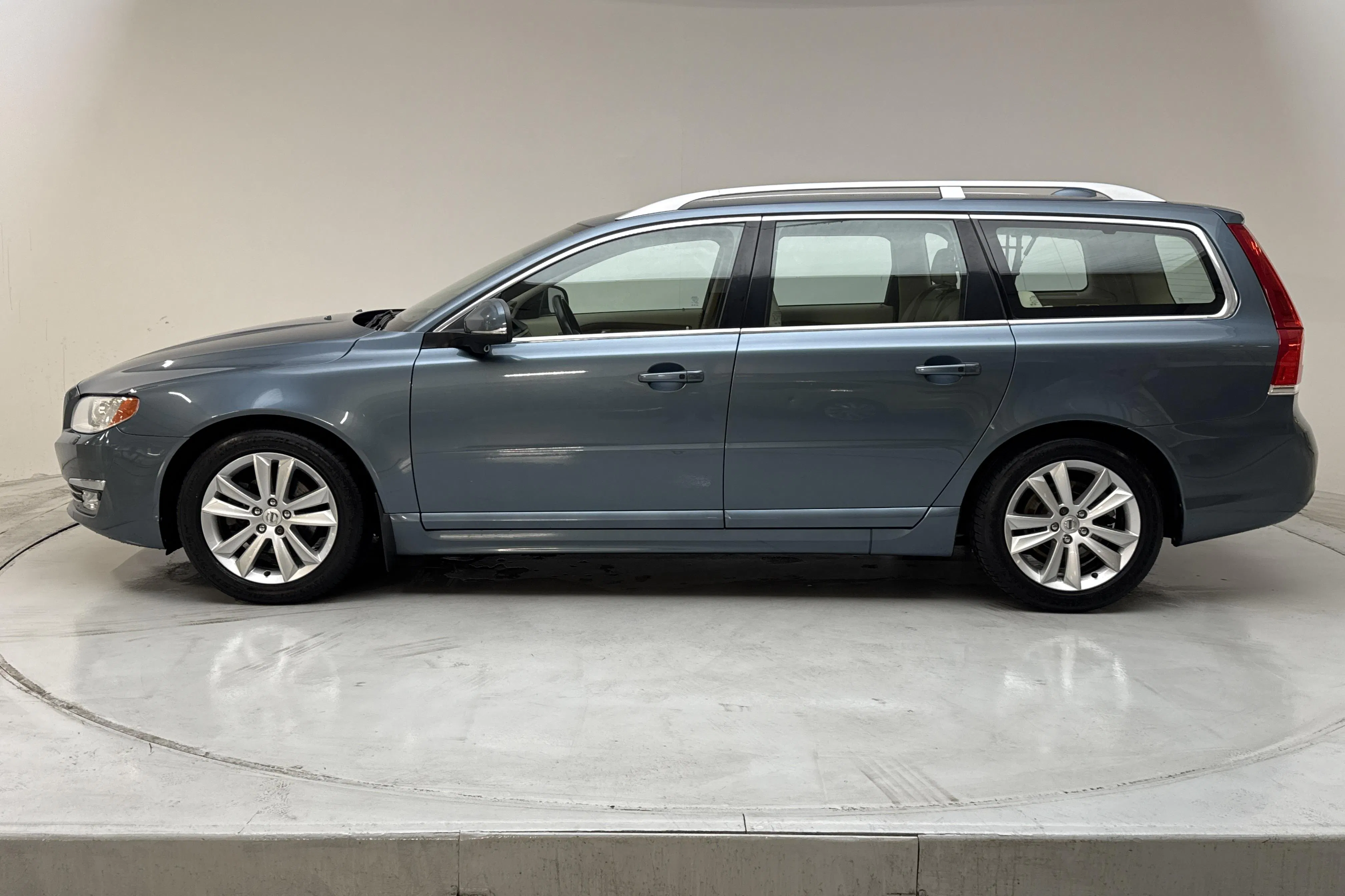 Presentationsfoto 2 av 18: Volvo V70 II D2 (115hk) - 19 396 mil - Automat - blå - 2014