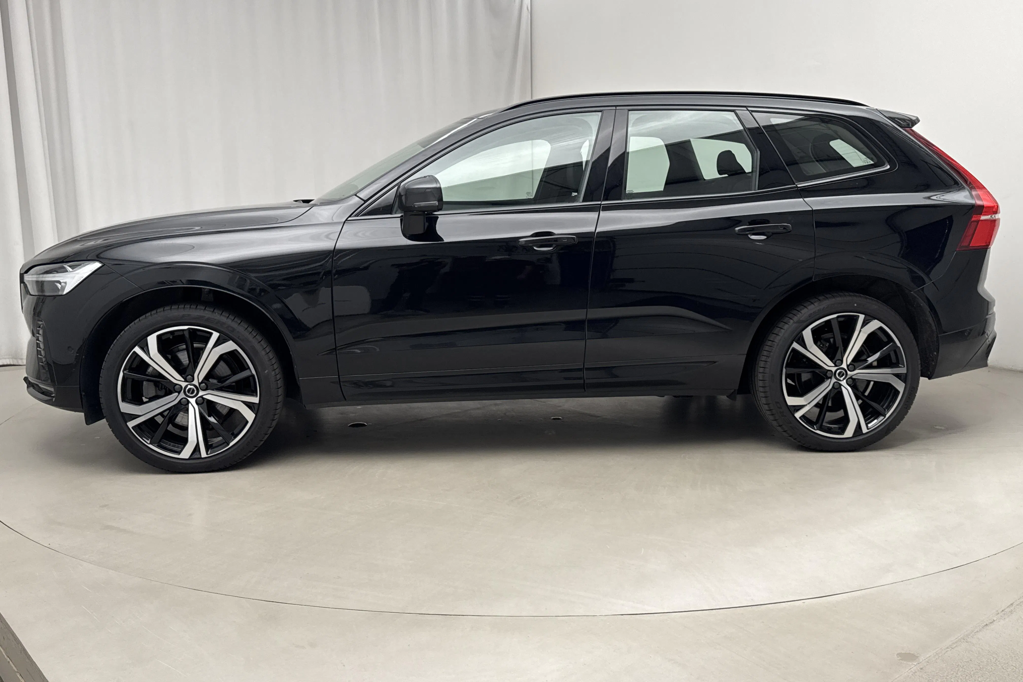 Presentationsfoto 2 av 23: Volvo XC60 B5 AWD Mildhybrid, Bensin (250hk) - 6 441 mil - Automat - svart - 2024