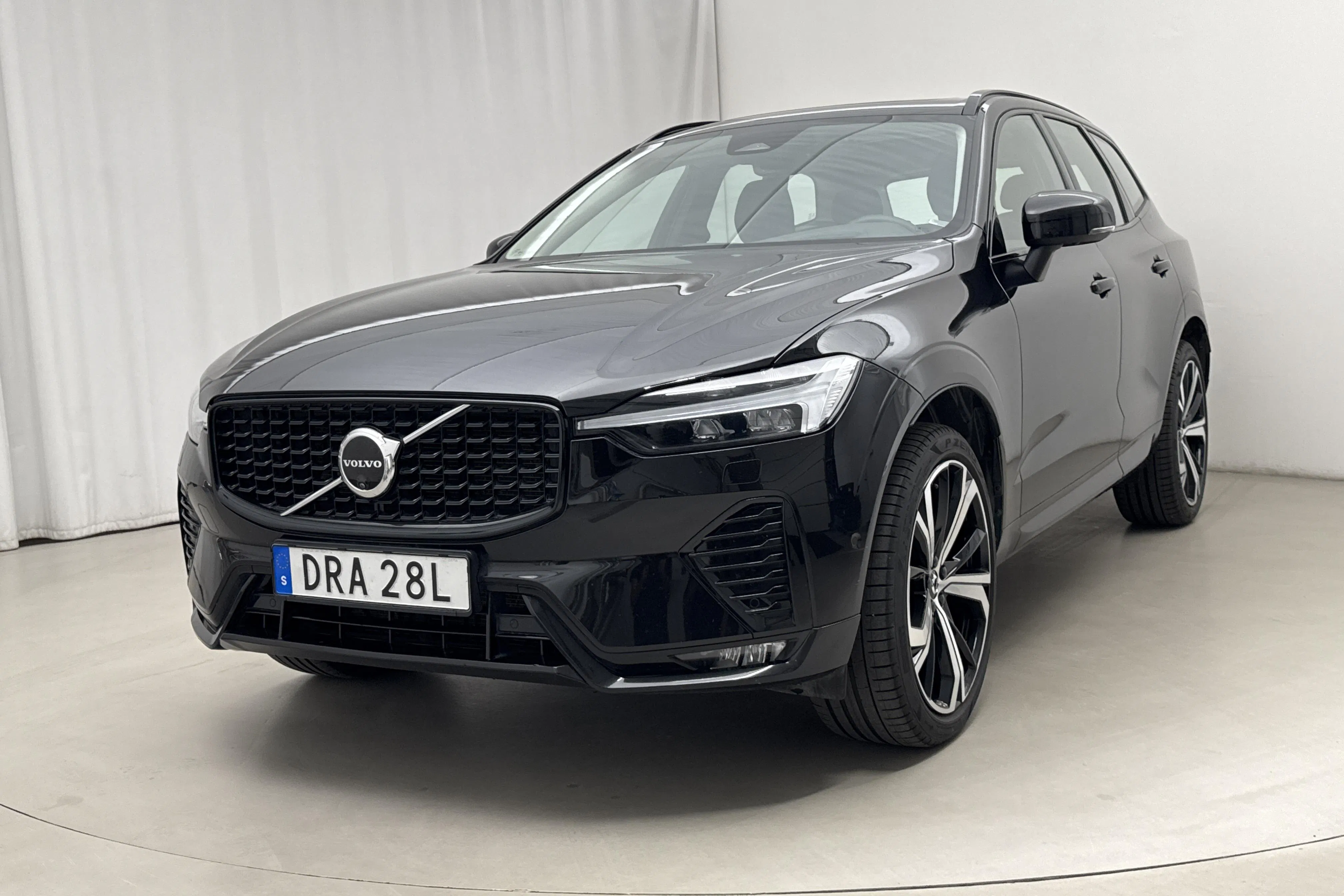 Presentationsfoto 1 av 23: Volvo XC60 B5 AWD Mildhybrid, Bensin (250hk) - 6 441 mil - Automat - svart - 2024