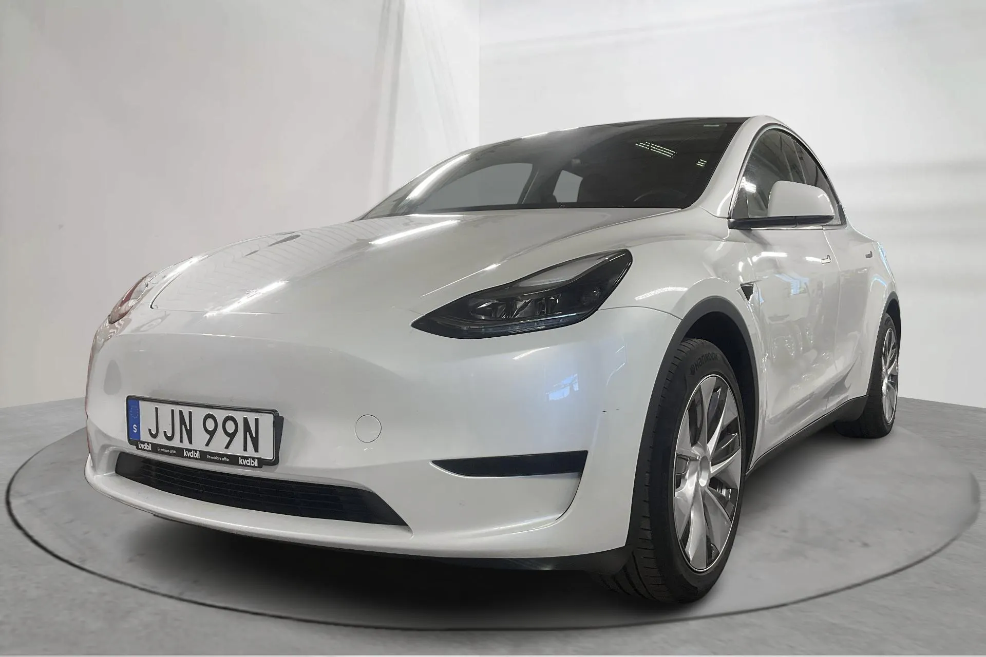 Presentationsfoto 1 av 21: Tesla Model Y RWD - 7 714 mil - Automat - vit - 2023