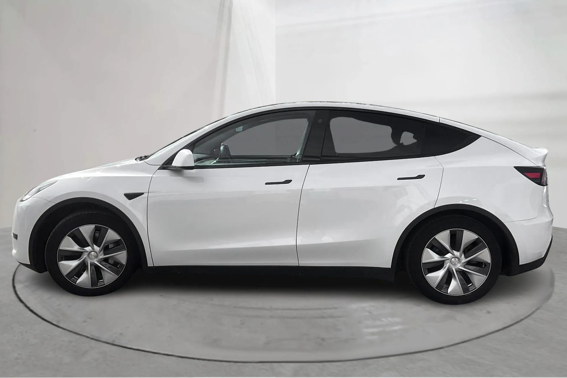 Presentationsfoto 2 av 21: Tesla Model Y RWD - 7 714 mil - Automat - vit - 2023