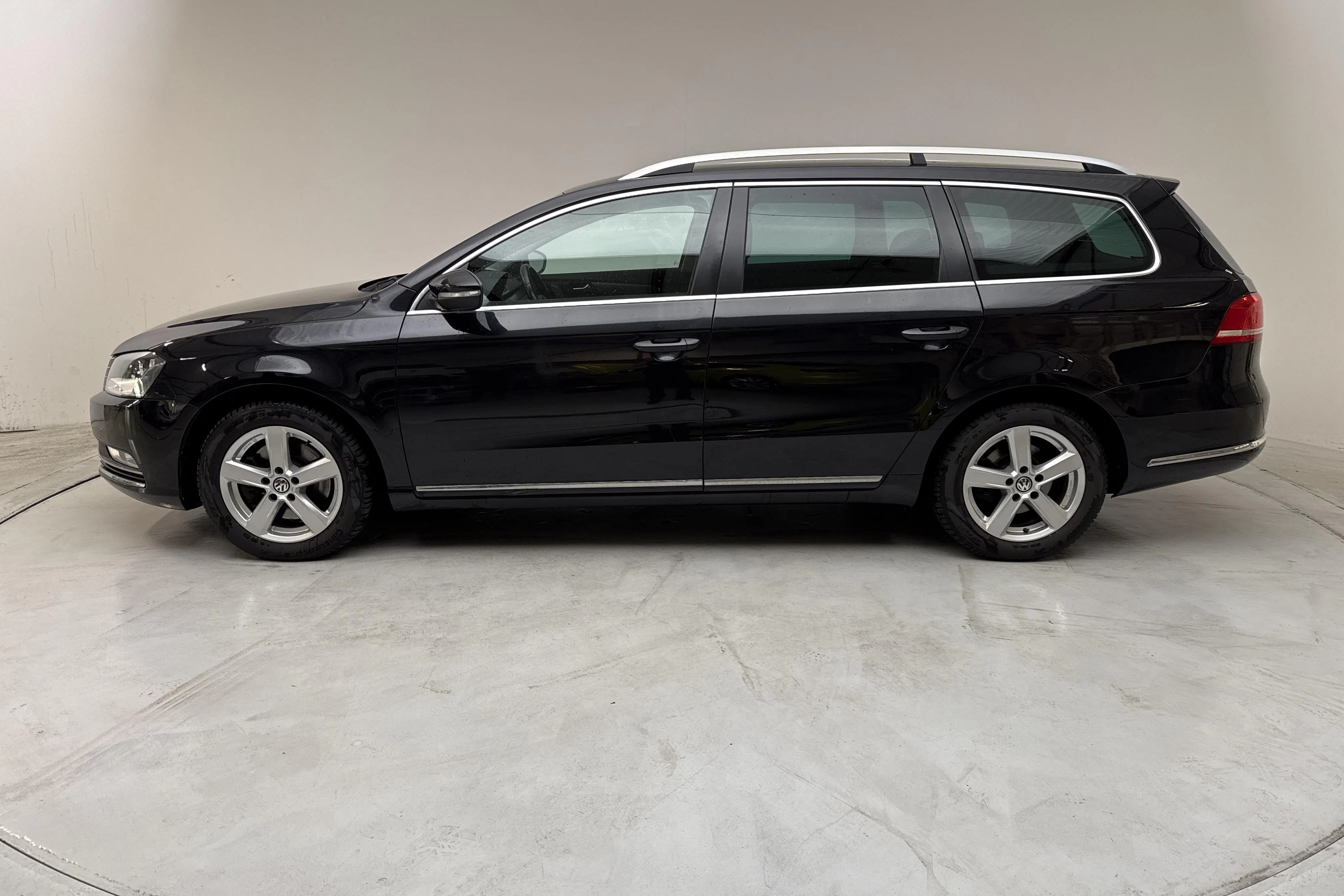 Presentationsfoto 2 av 14: VW Passat 2.0 TDI BlueMotion Technology Variant 4Motion (140hk) - 15 115 mil - Manuell - svart - 2014