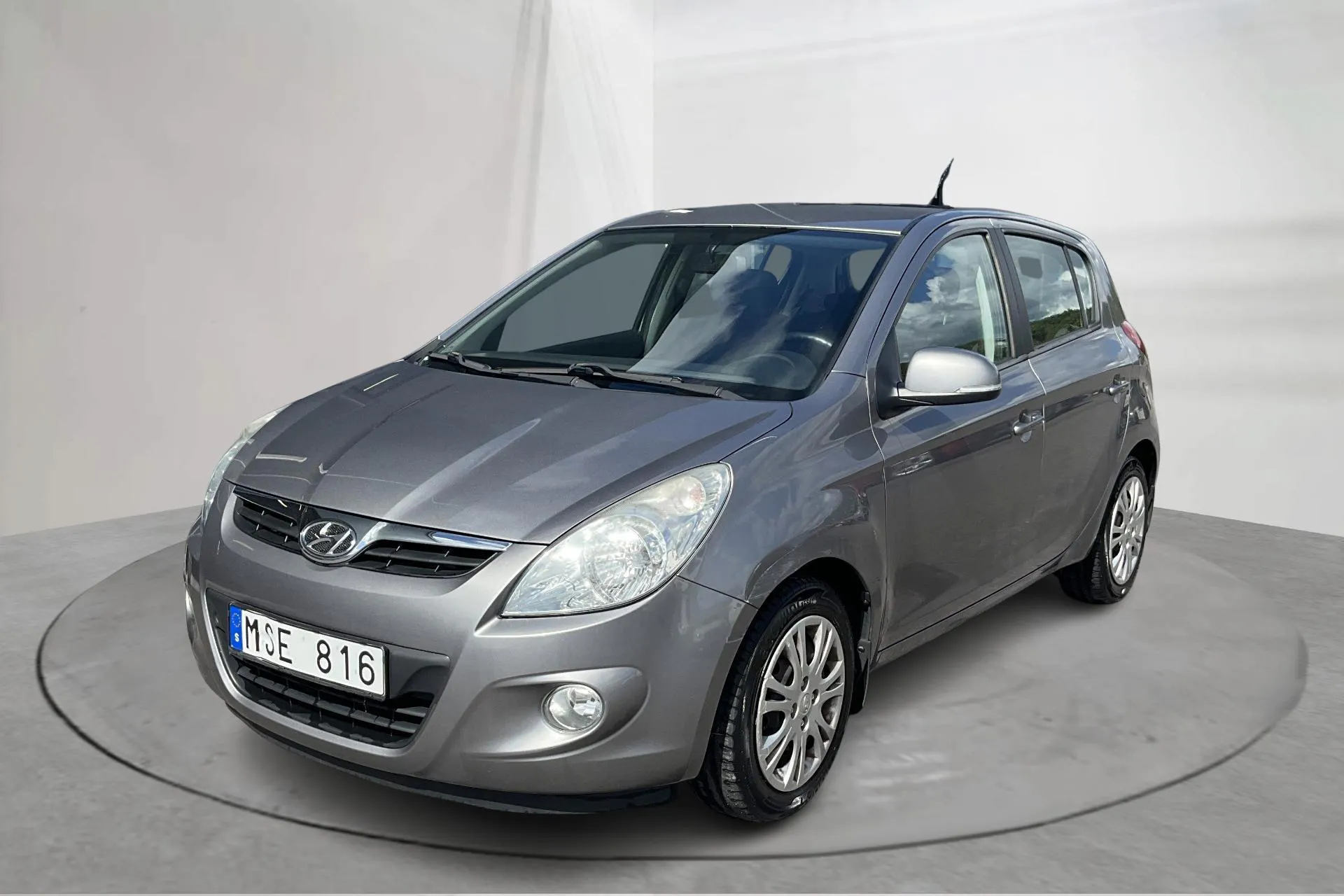 Presentationsfoto 1 av 12: Hyundai i20 1.2 (78hk) - 13 178 mil - Manuell - Mörkgrå - 2012