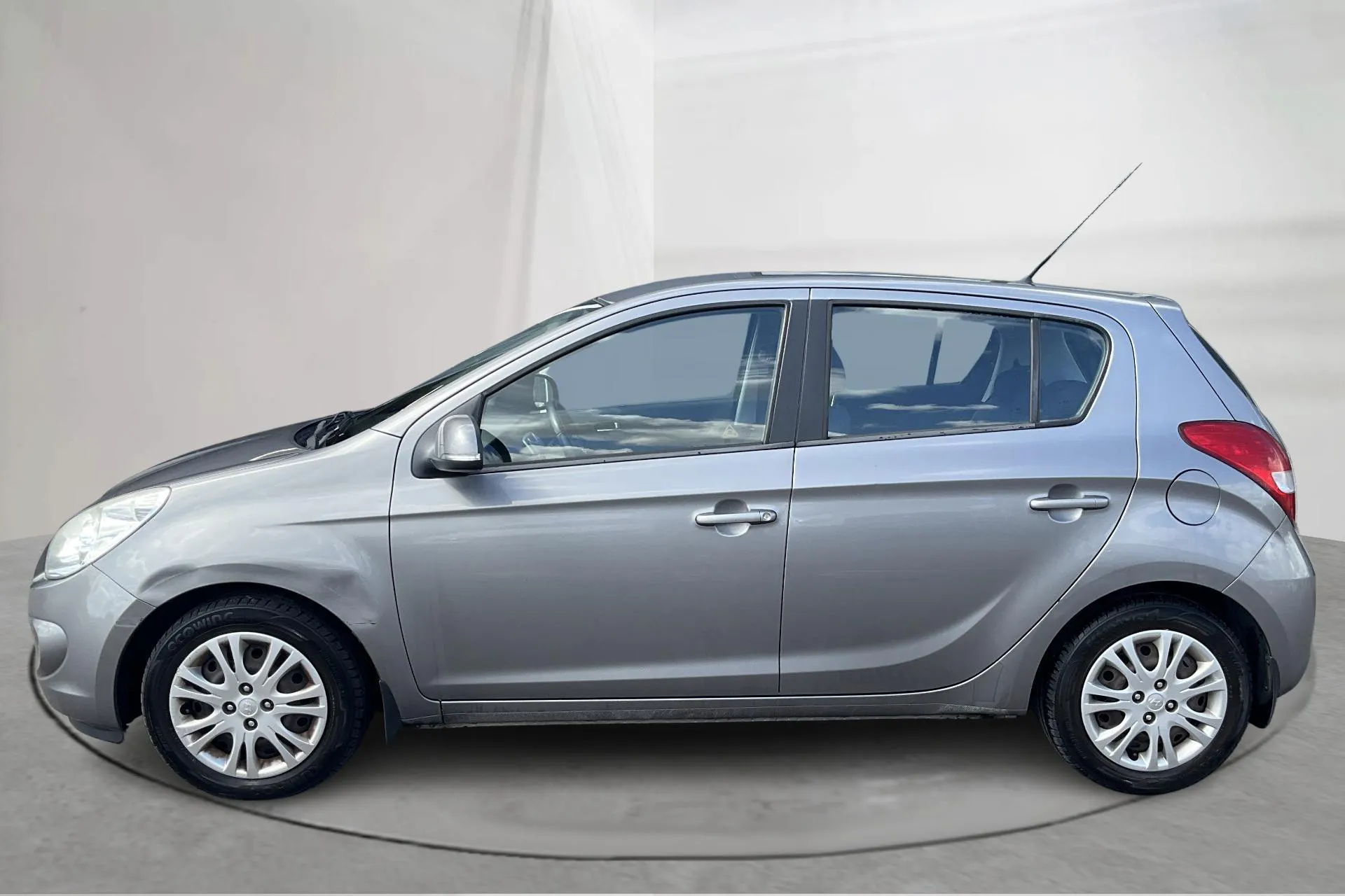 Presentationsfoto 2 av 12: Hyundai i20 1.2 (78hk) - 13 178 mil - Manuell - Mörkgrå - 2012