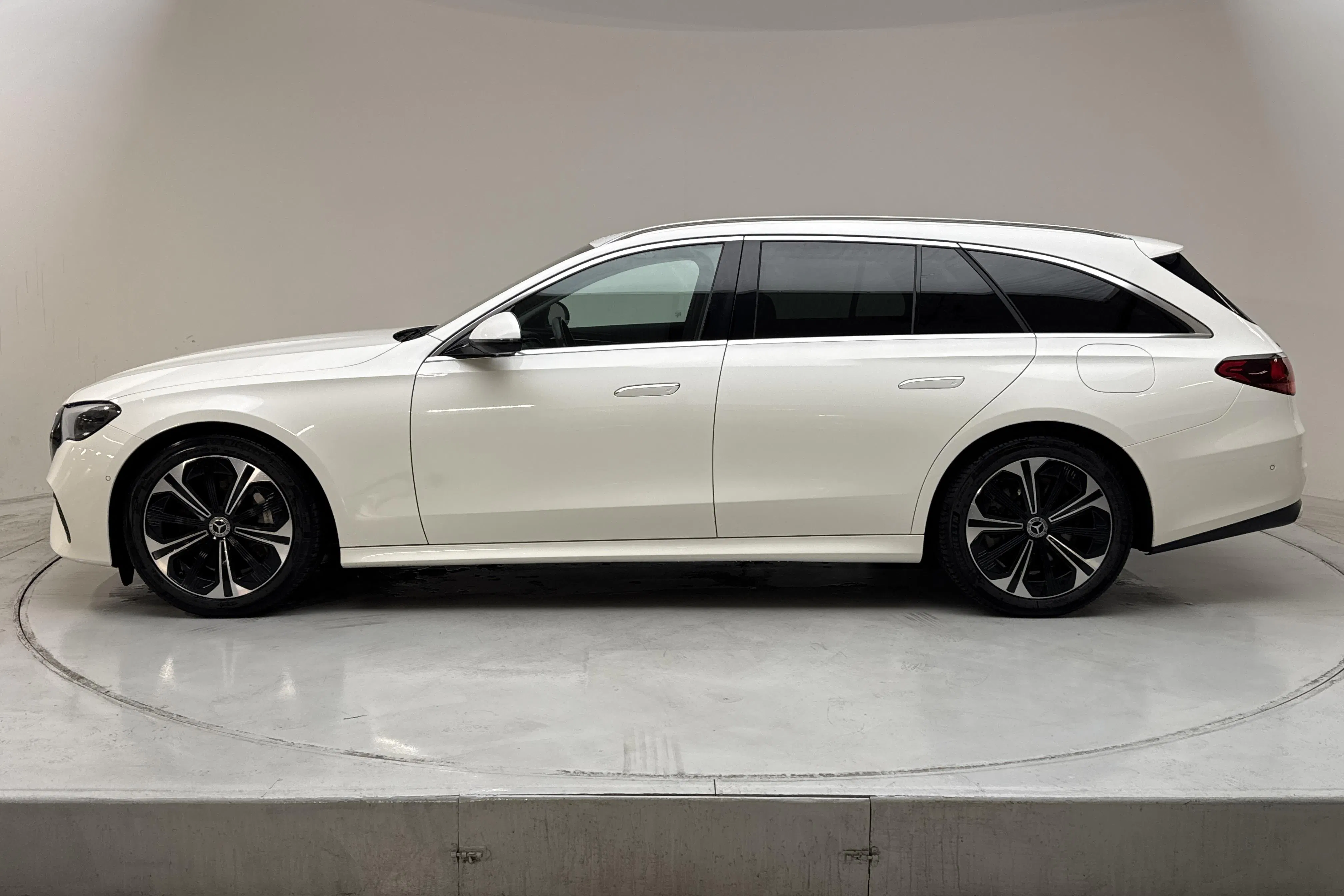 Presentationsfoto 2 av 18: Mercedes E 300 de Kombi S214 (313hk) - 11 843 mil - Automat - vit - 2024