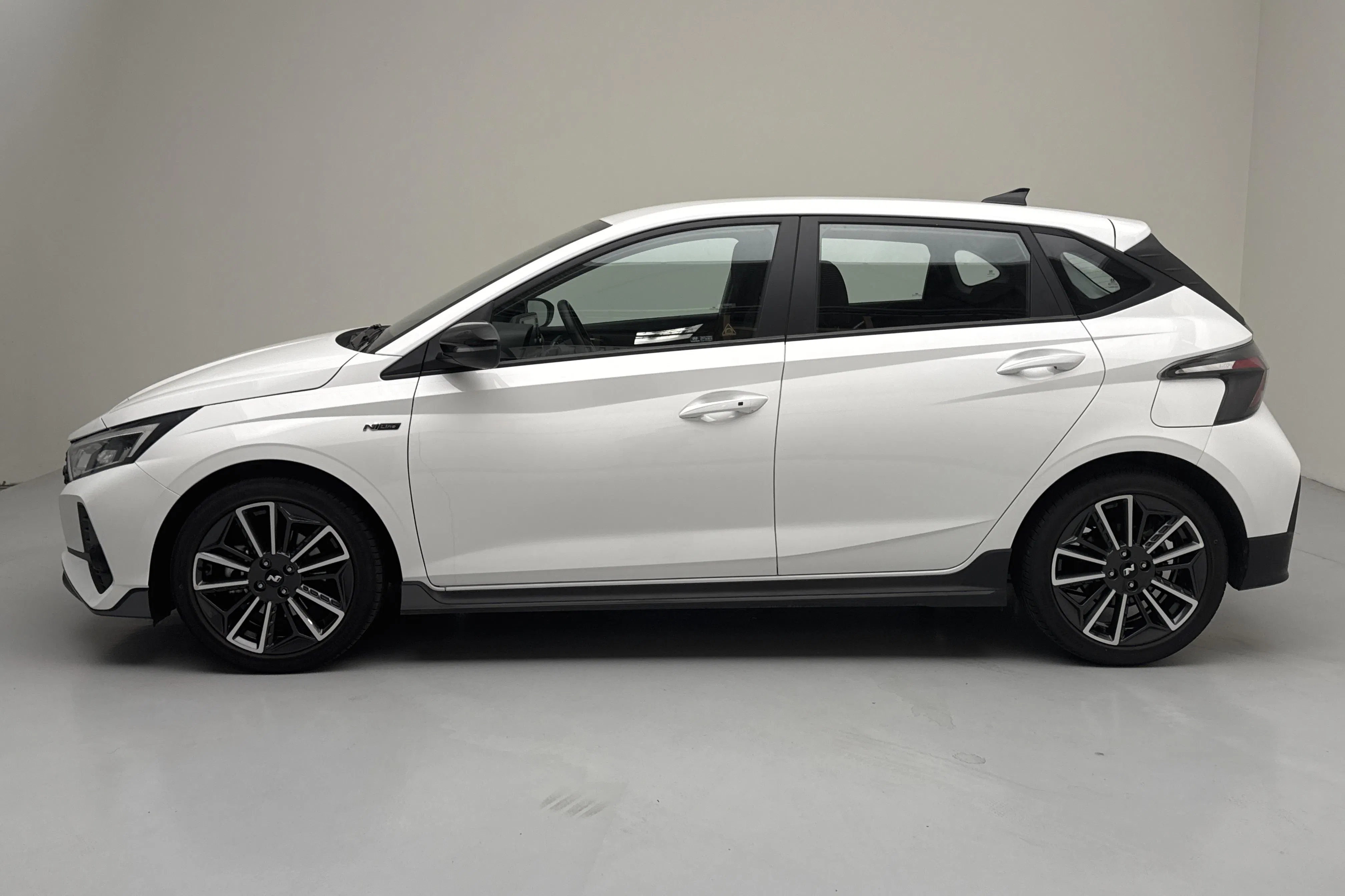 Præsentationsfoto 2 af 12: Hyundai i20 1.0 T-GDi (120hk) - 16 800 kilometer - Manuel - Hvid - 2022
