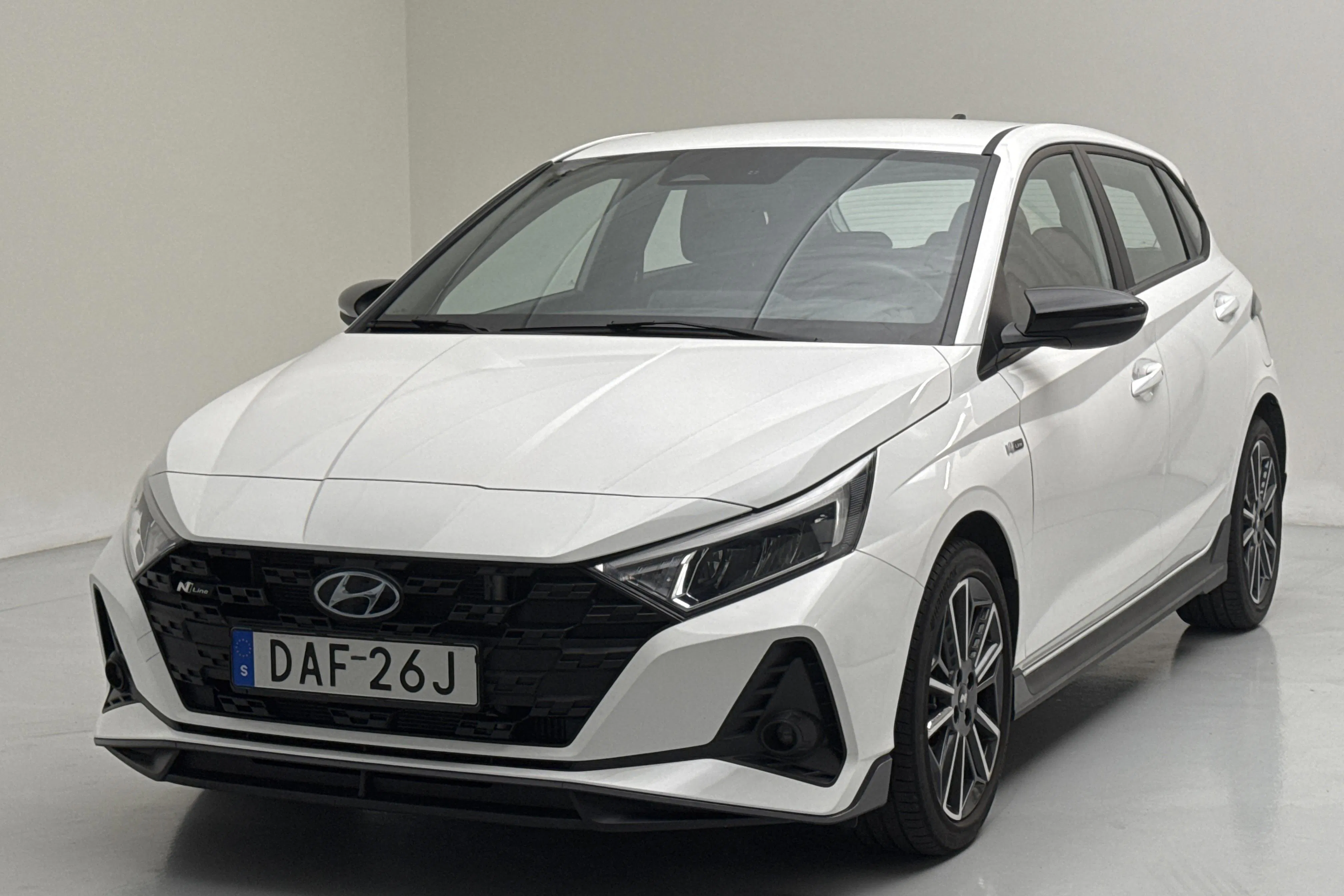 Præsentationsfoto 1 af 12: Hyundai i20 1.0 T-GDi (120hk) - 16 800 kilometer - Manuel - Hvid - 2022