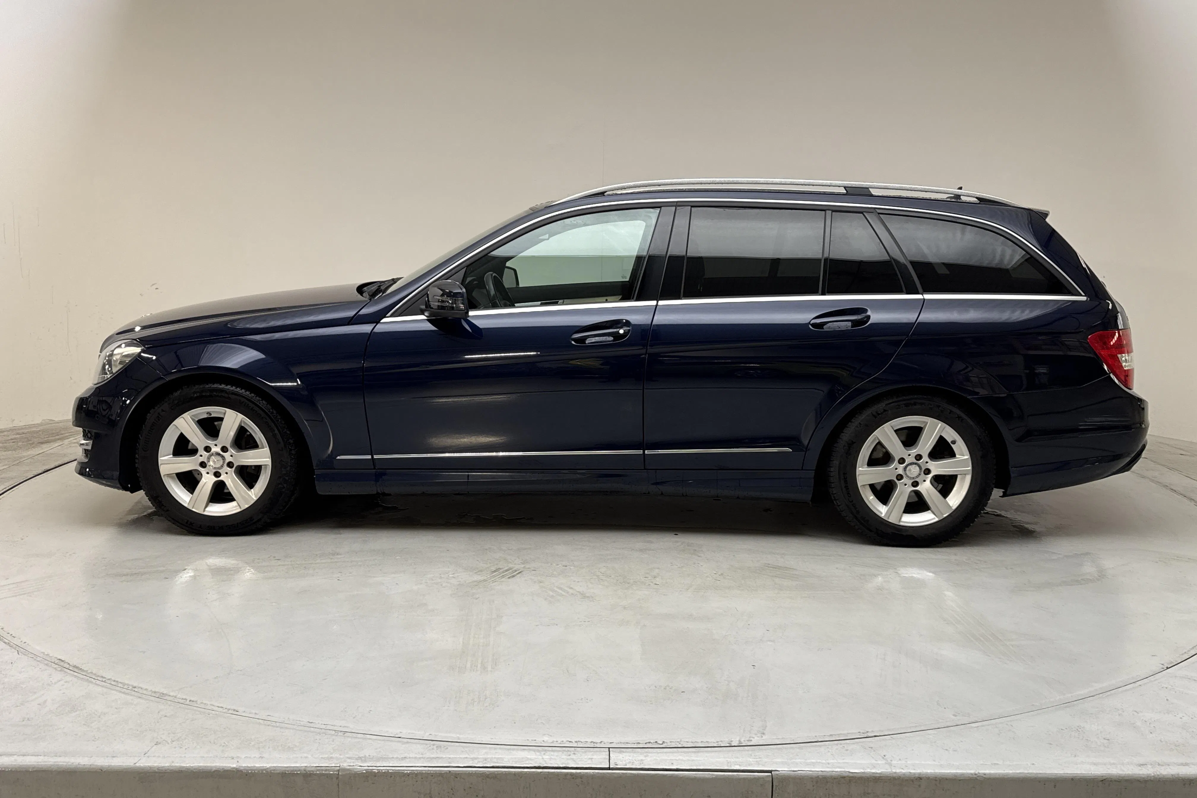 Presentationsfoto 2 av 13: Mercedes C 200 CDI Kombi S204 (136hk) - 21 687 mil - Automat - Mörkblå - 2013