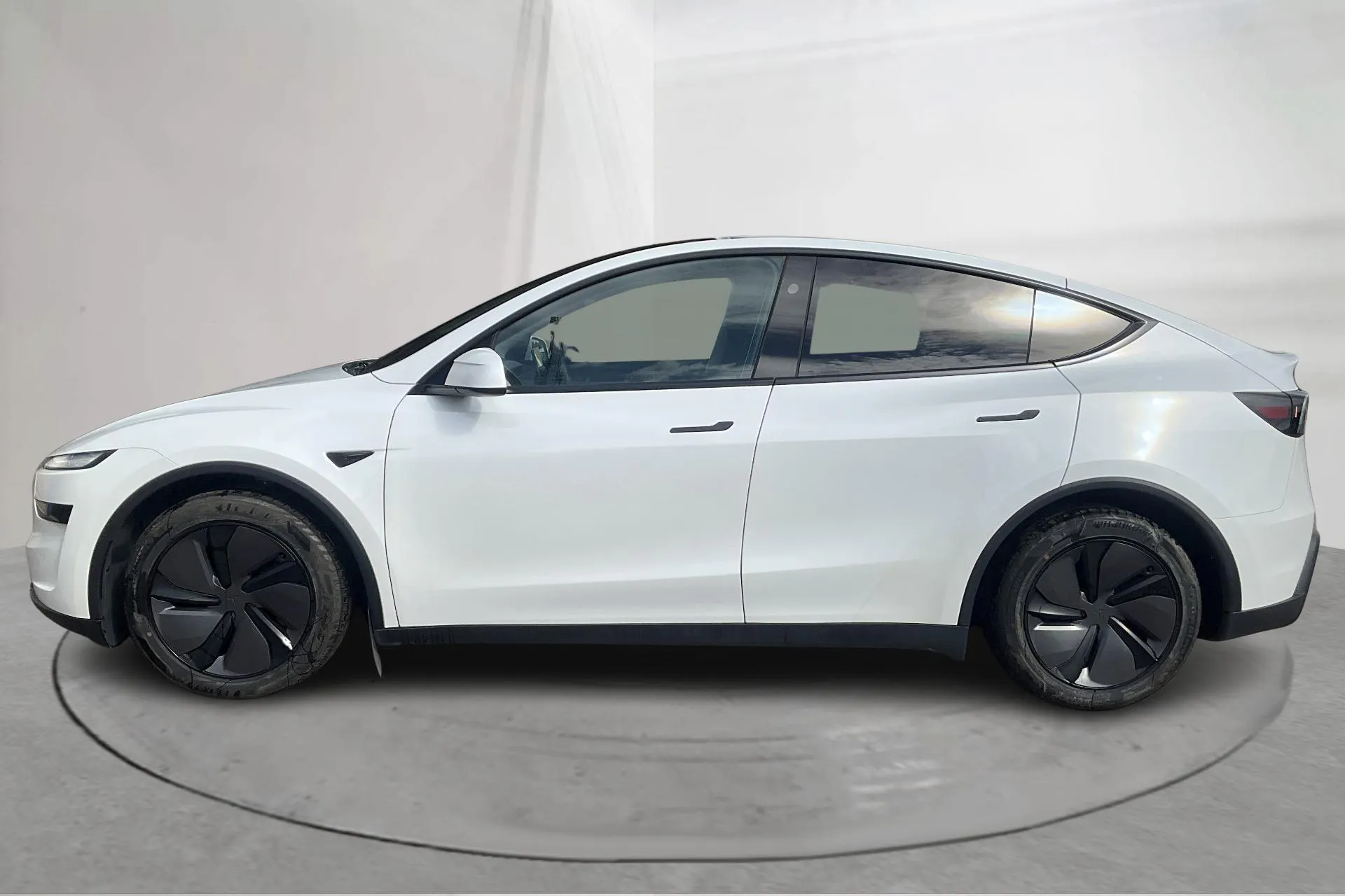 Presentation photo 2 of 24: Tesla Model Y Long Range Dual Motor AWD - 34 600 km - Automatic - white - 2026