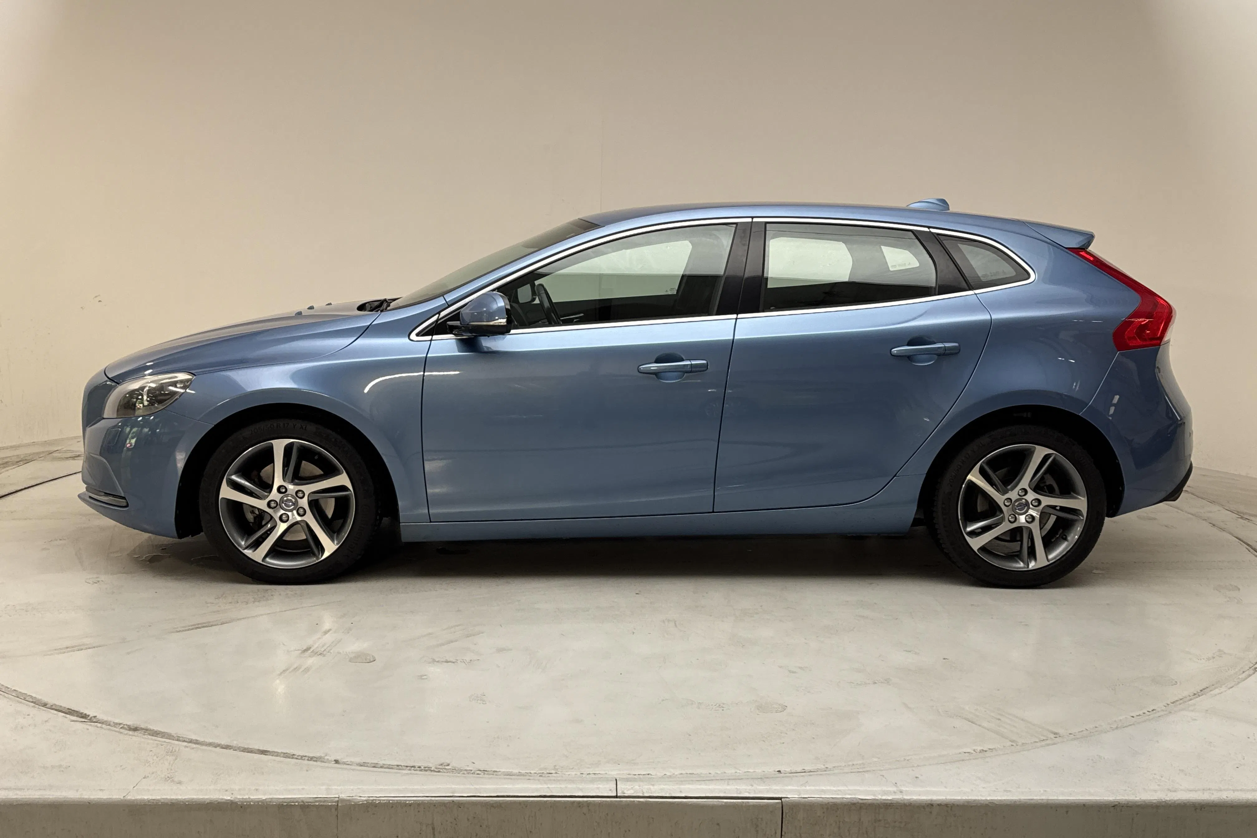 Presentation photo 2 of 21: Volvo V40 T3 (150hk) - 123 250 km - Manual - blue - 2015