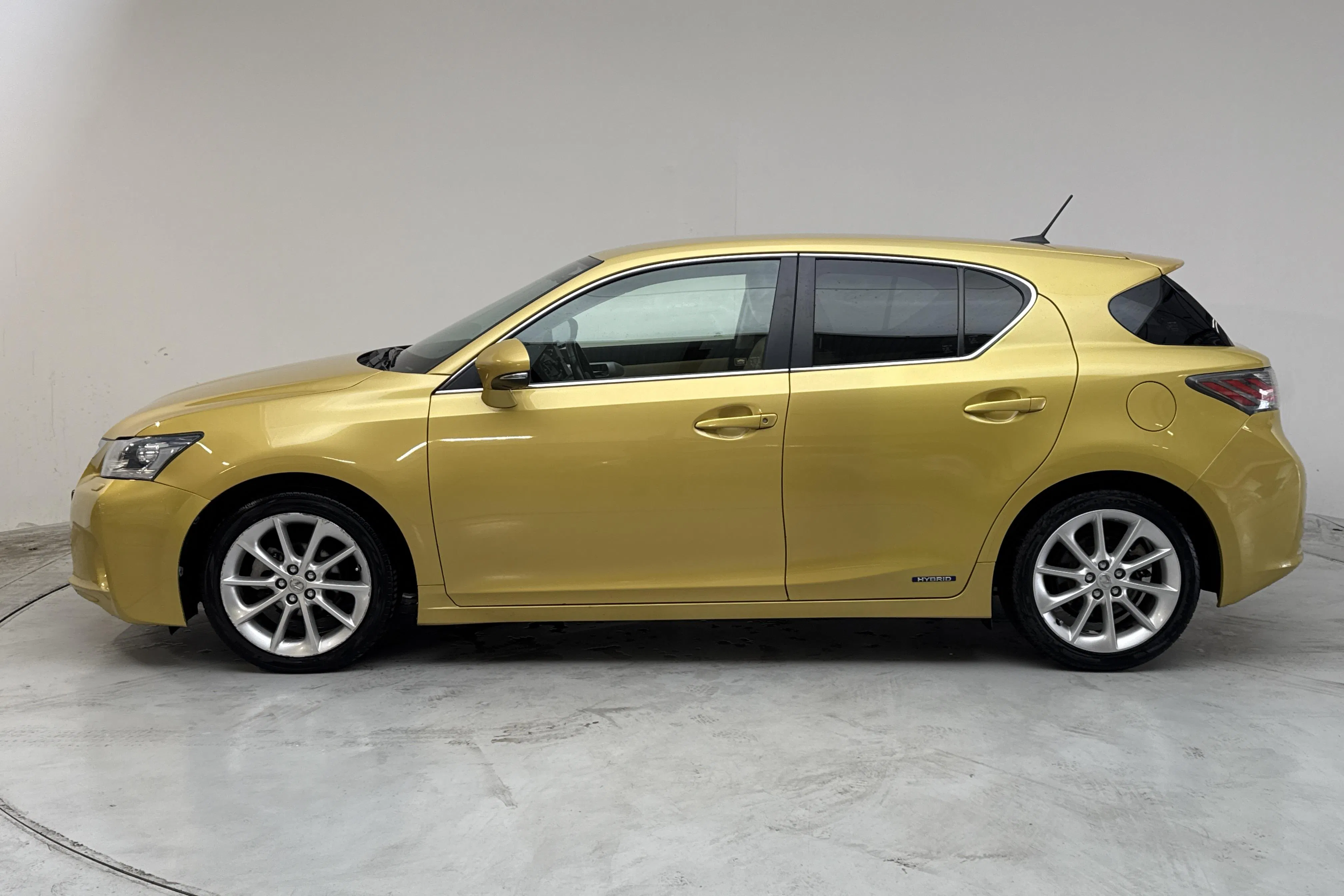 Presentation photo 2 of 14: Lexus CT 200h (99hk) - 115 360 km - Automatic - yellow - 2012