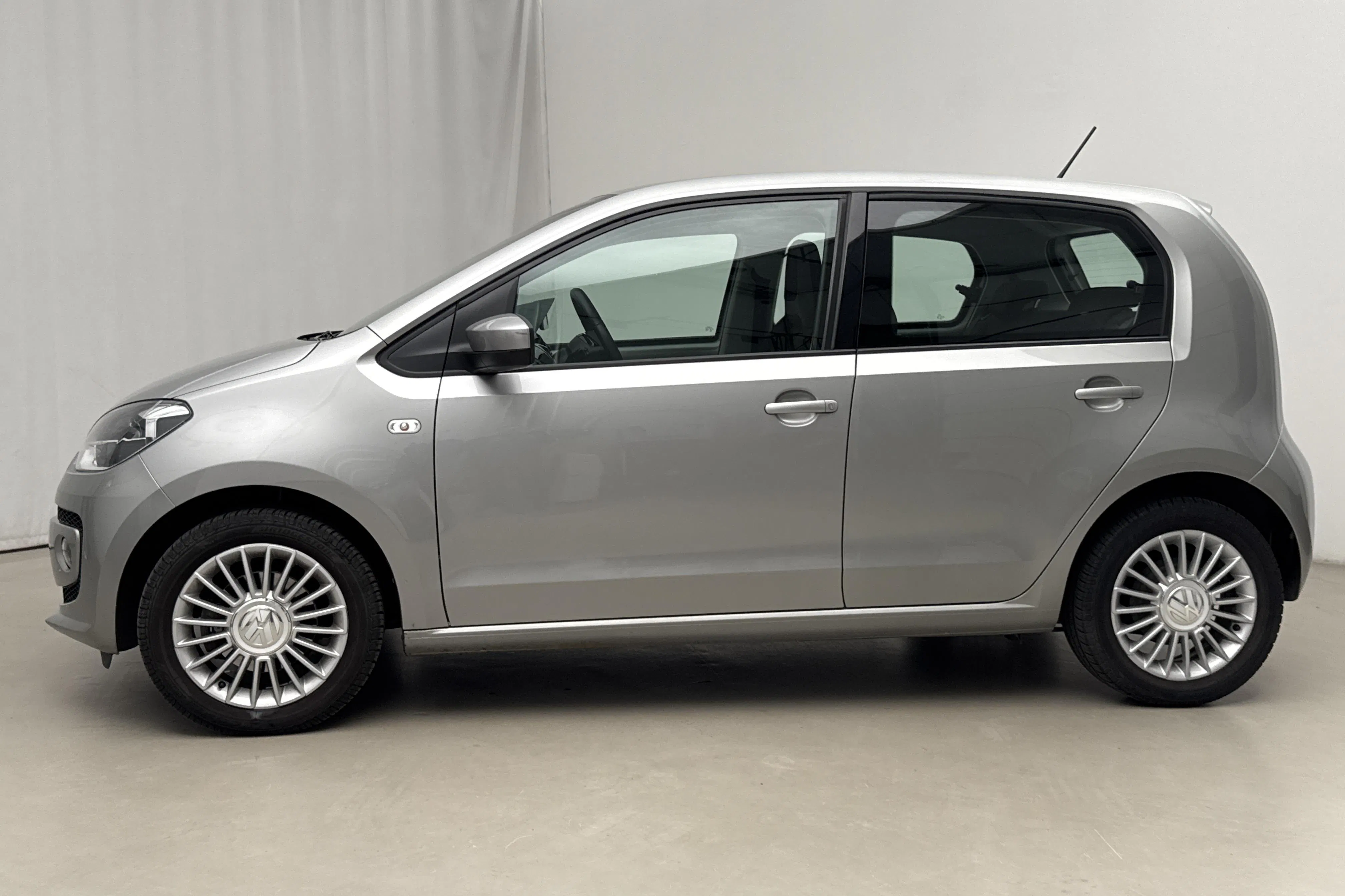 Presentationsfoto 2 av 16: VW up! 1.0 5dr (75hk) - 8 253 mil - Manuell - silver - 2016