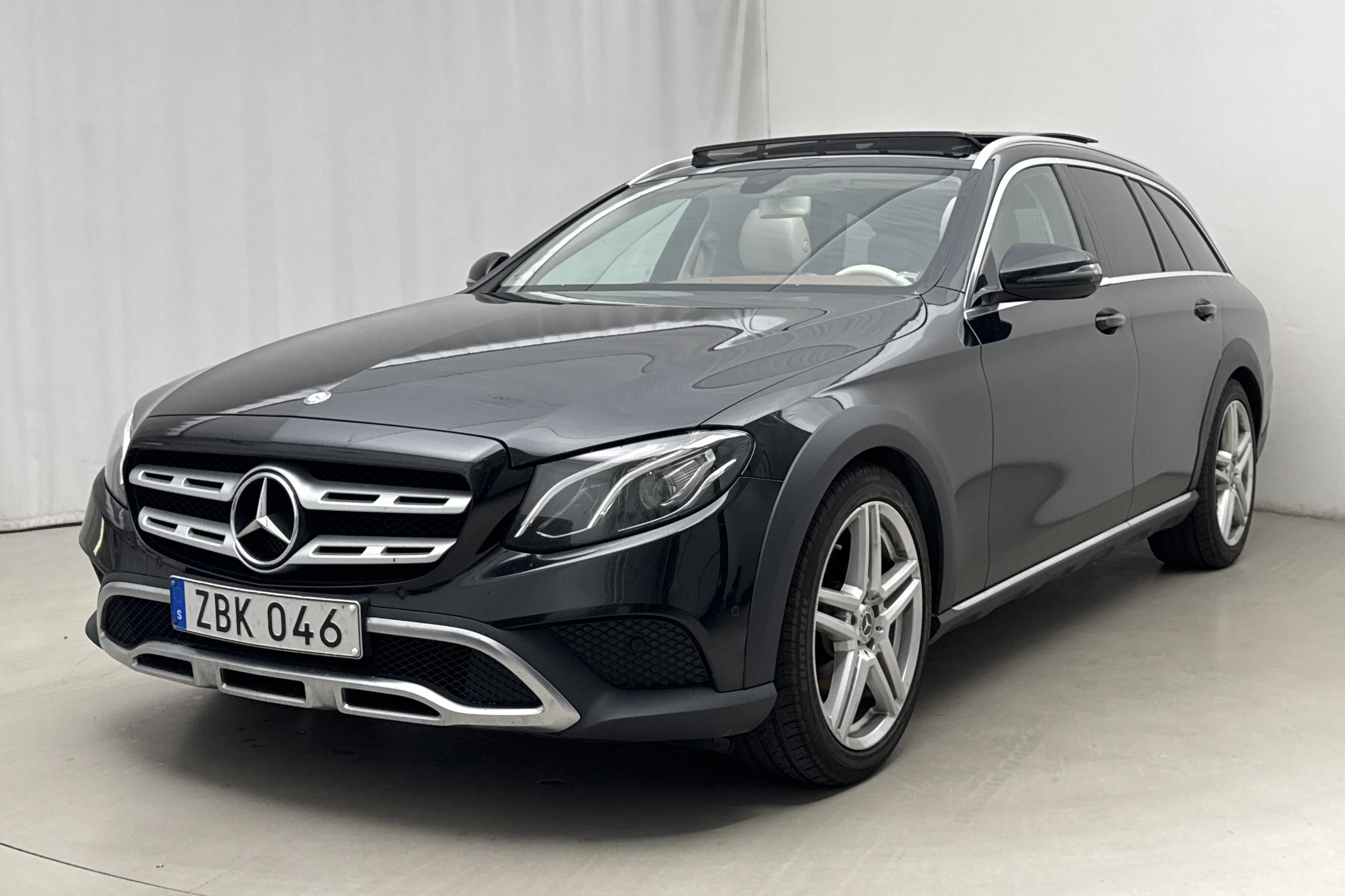 Presentation photo 1 of 23: Mercedes E 220 d 4MATIC Kombi All-Terrain S213 (194hk) - 234 510 km - Automatic - black - 2018