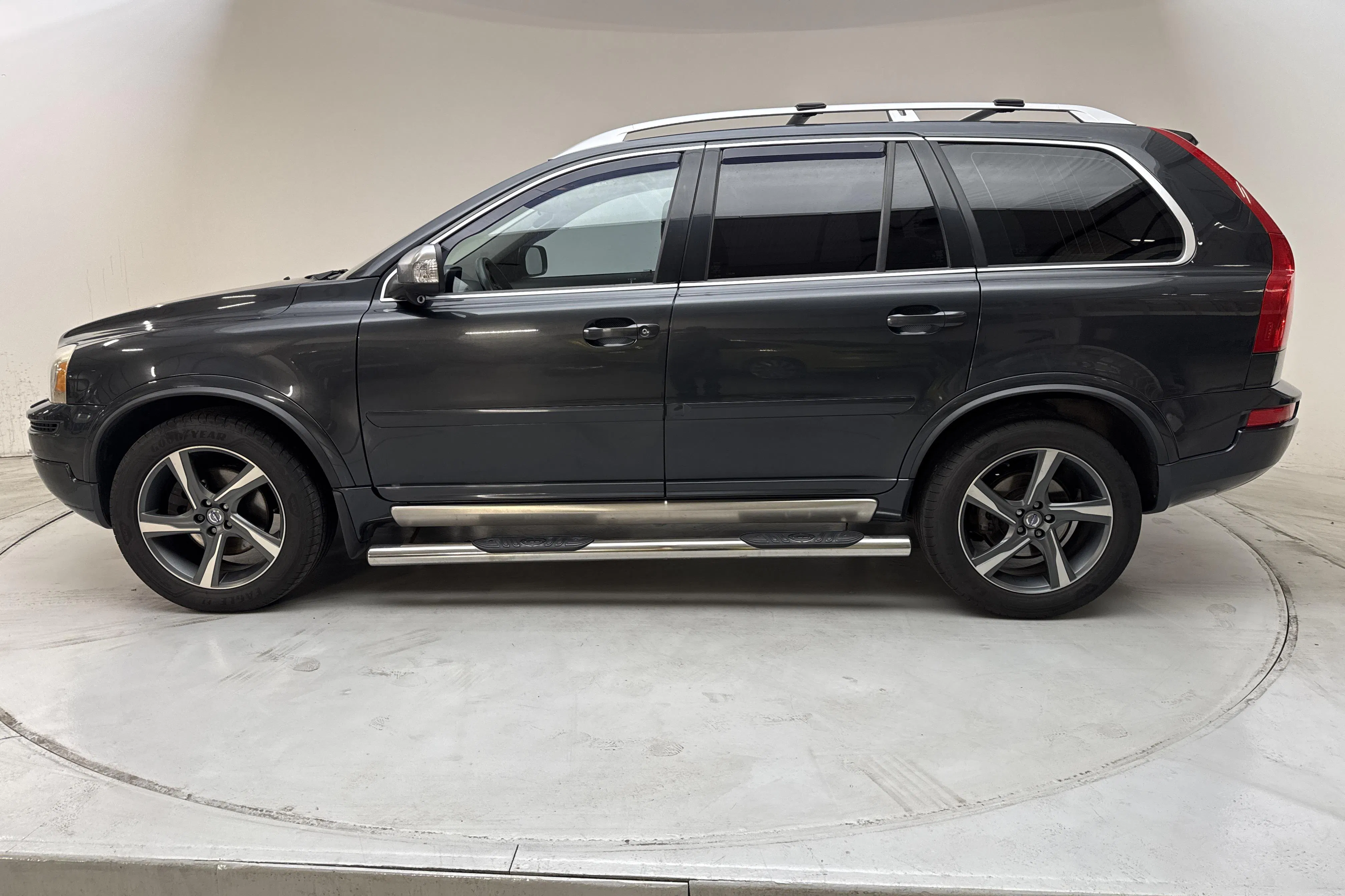 Presentation photo 2 of 17: Volvo XC90 D5 AWD (200hk) - 160 120 km - Automatic - gray - 2013