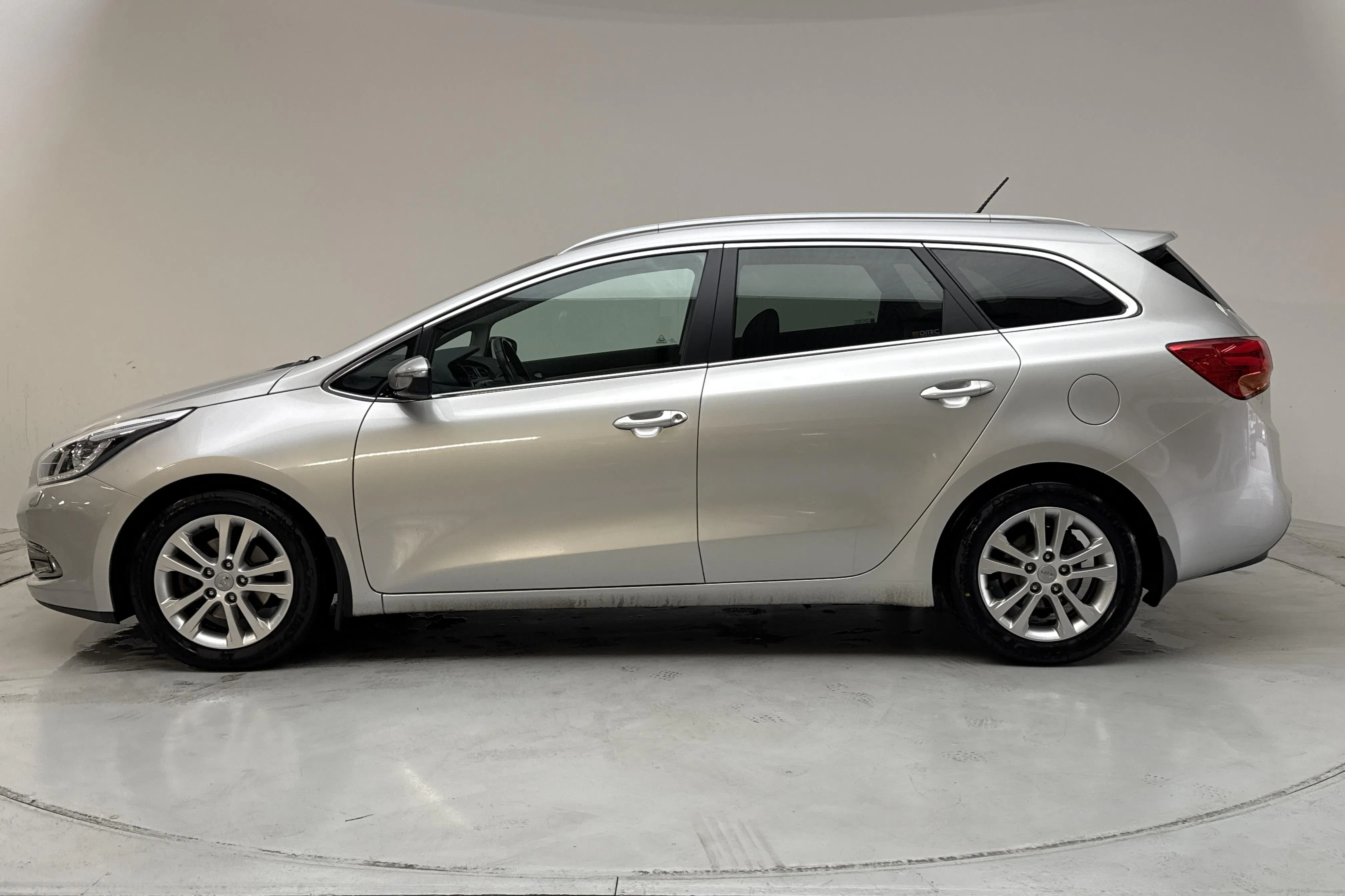 Presentationsfoto 2 av 12: KIA Cee'd 1.6 CRDi SW (128hk) - 6 942 mil - Manuell - grå - 2013