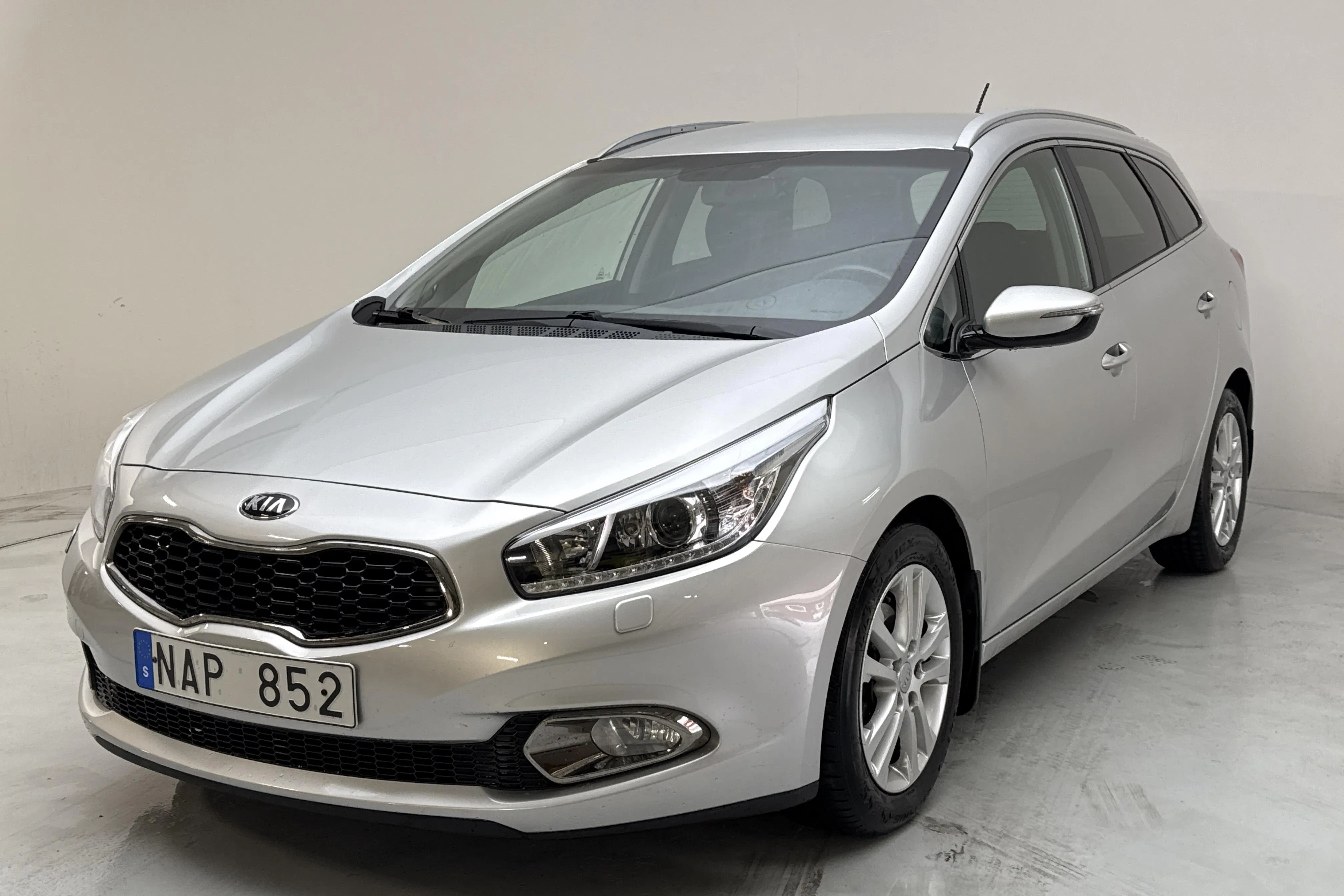 Presentationsfoto 1 av 12: KIA Cee'd 1.6 CRDi SW (128hk) - 6 942 mil - Manuell - grå - 2013