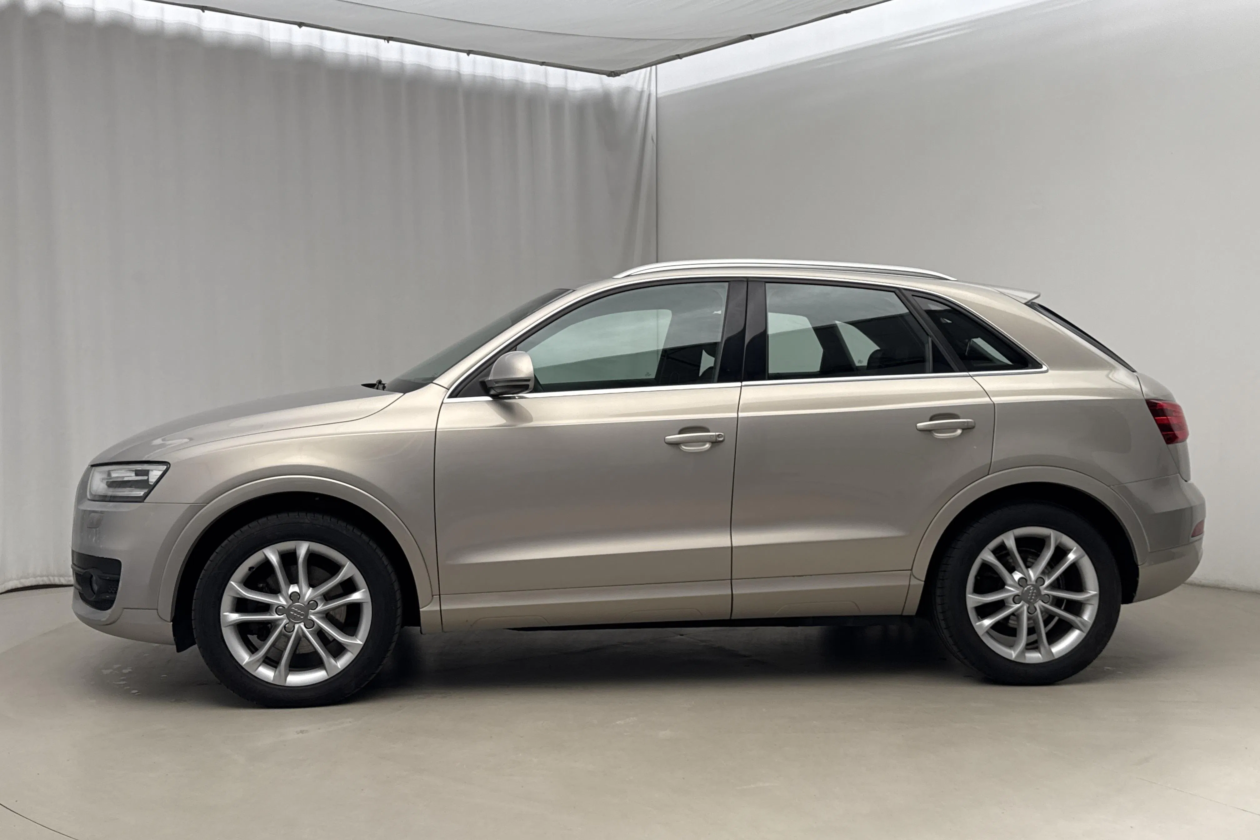 Presentationsfoto 2 av 14: Audi Q3 2.0 TDI quattro (177hk) - 17 171 mil - Automat - Ljusbrun - 2013