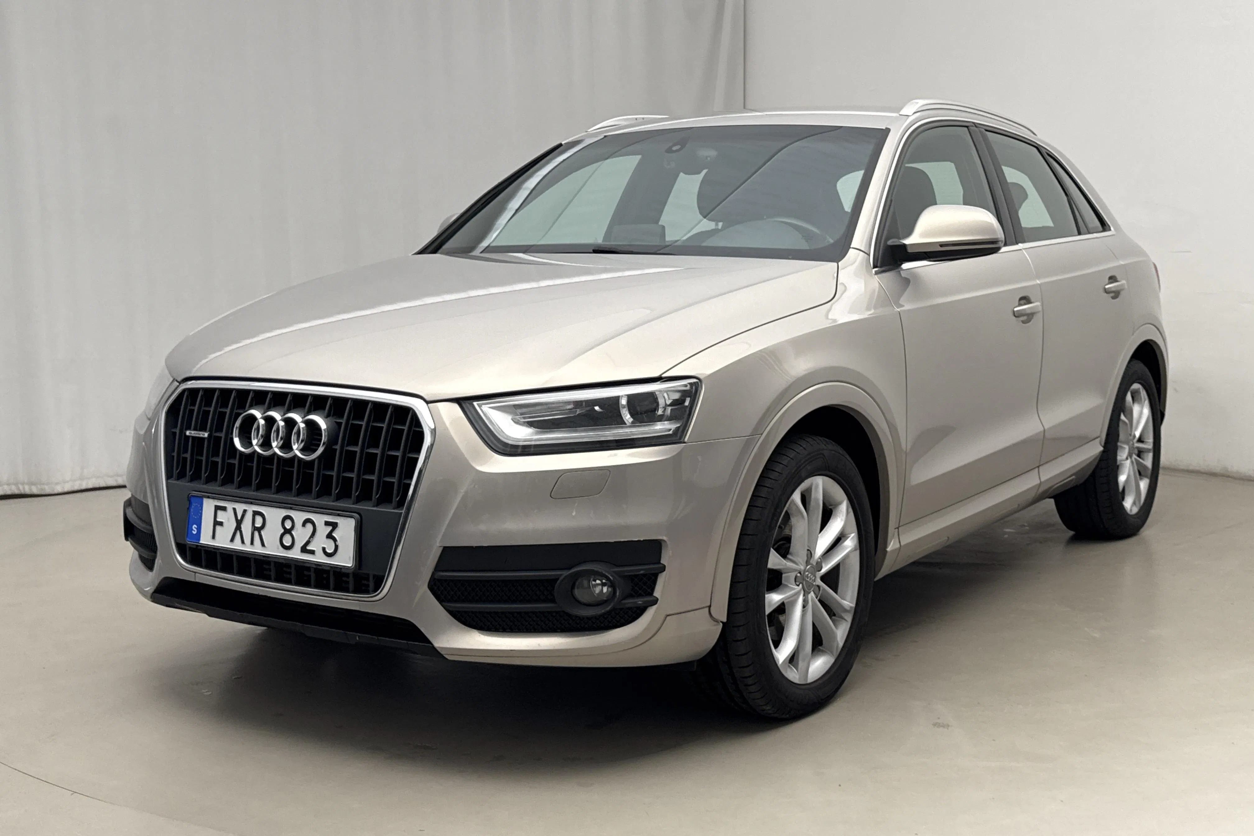 Presentationsfoto 1 av 14: Audi Q3 2.0 TDI quattro (177hk) - 17 171 mil - Automat - Ljusbrun - 2013