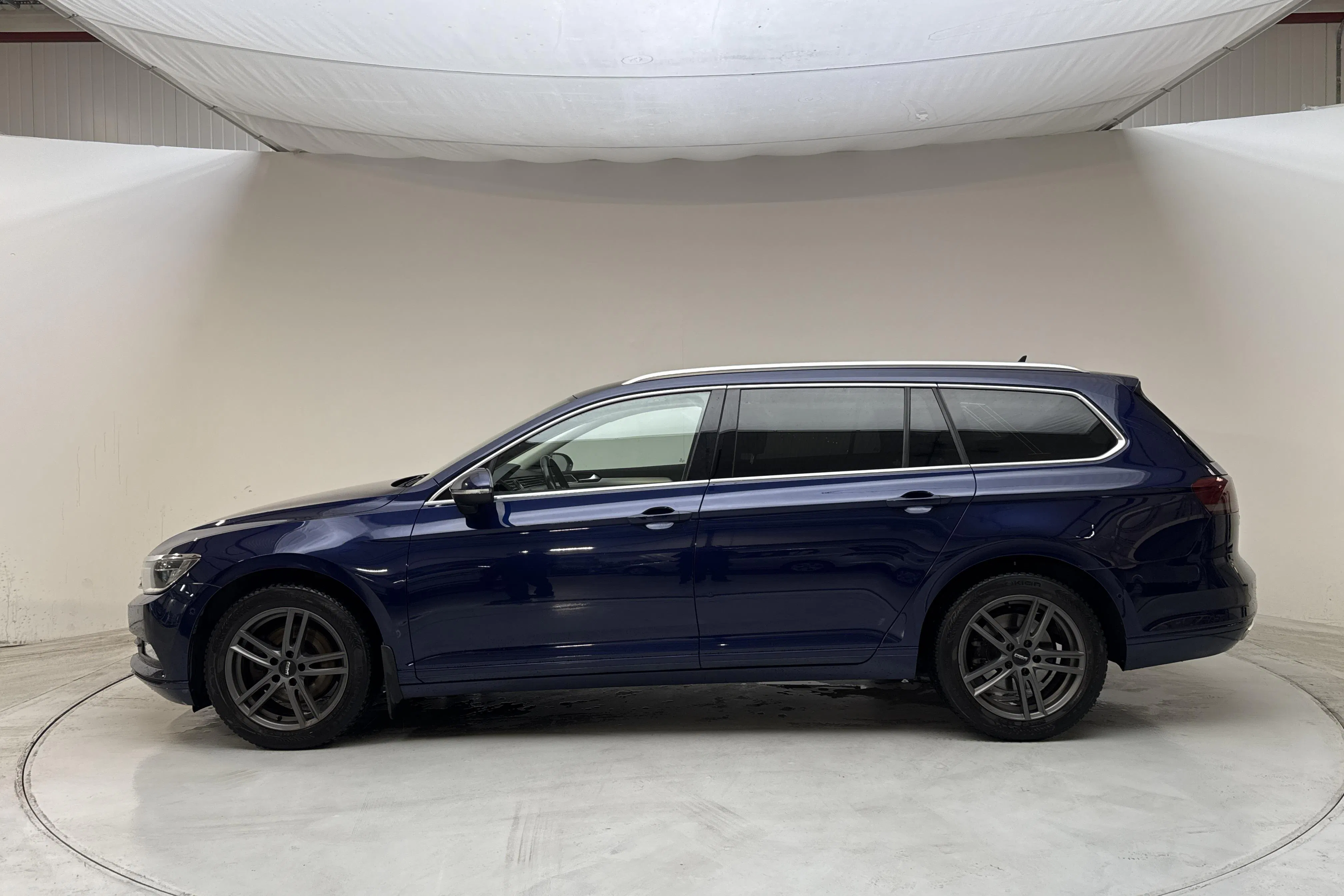 Presentation photo 2 of 13: VW Passat 2.0 TDI Sportscombi (150hk) - 194 110 km - Manual - dark blue - 2018