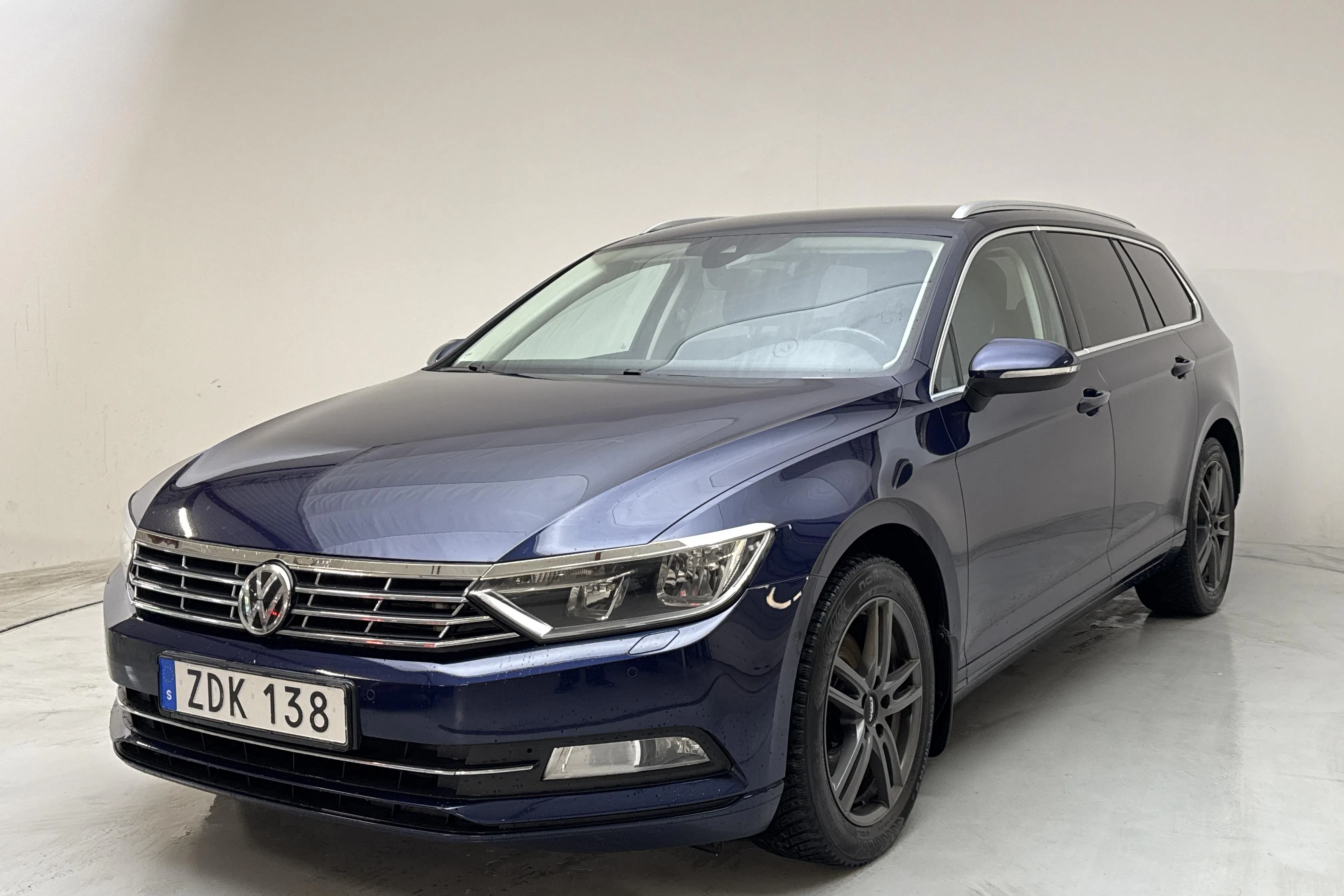 Presentation photo 1 of 13: VW Passat 2.0 TDI Sportscombi (150hk) - 194 110 km - Manual - dark blue - 2018